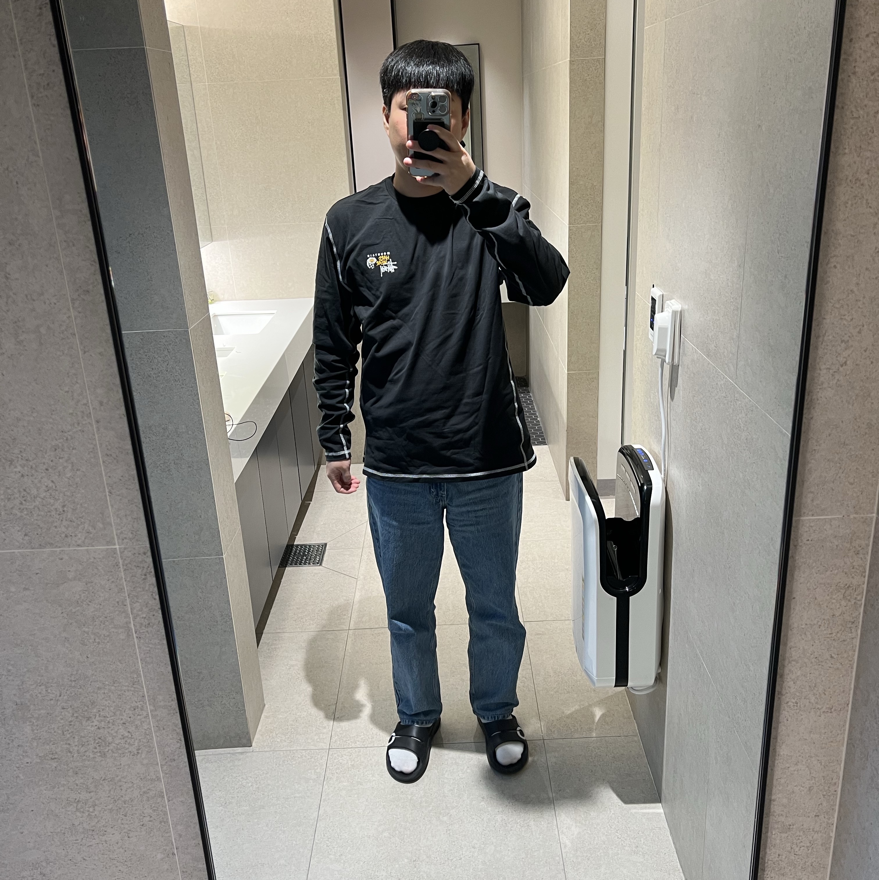 Stussy x Mountain Hardwear LS T-Shirt Stealth Grey, GOGORR Chest Logo Pajama Long Set Green 착용 스타일 - 1