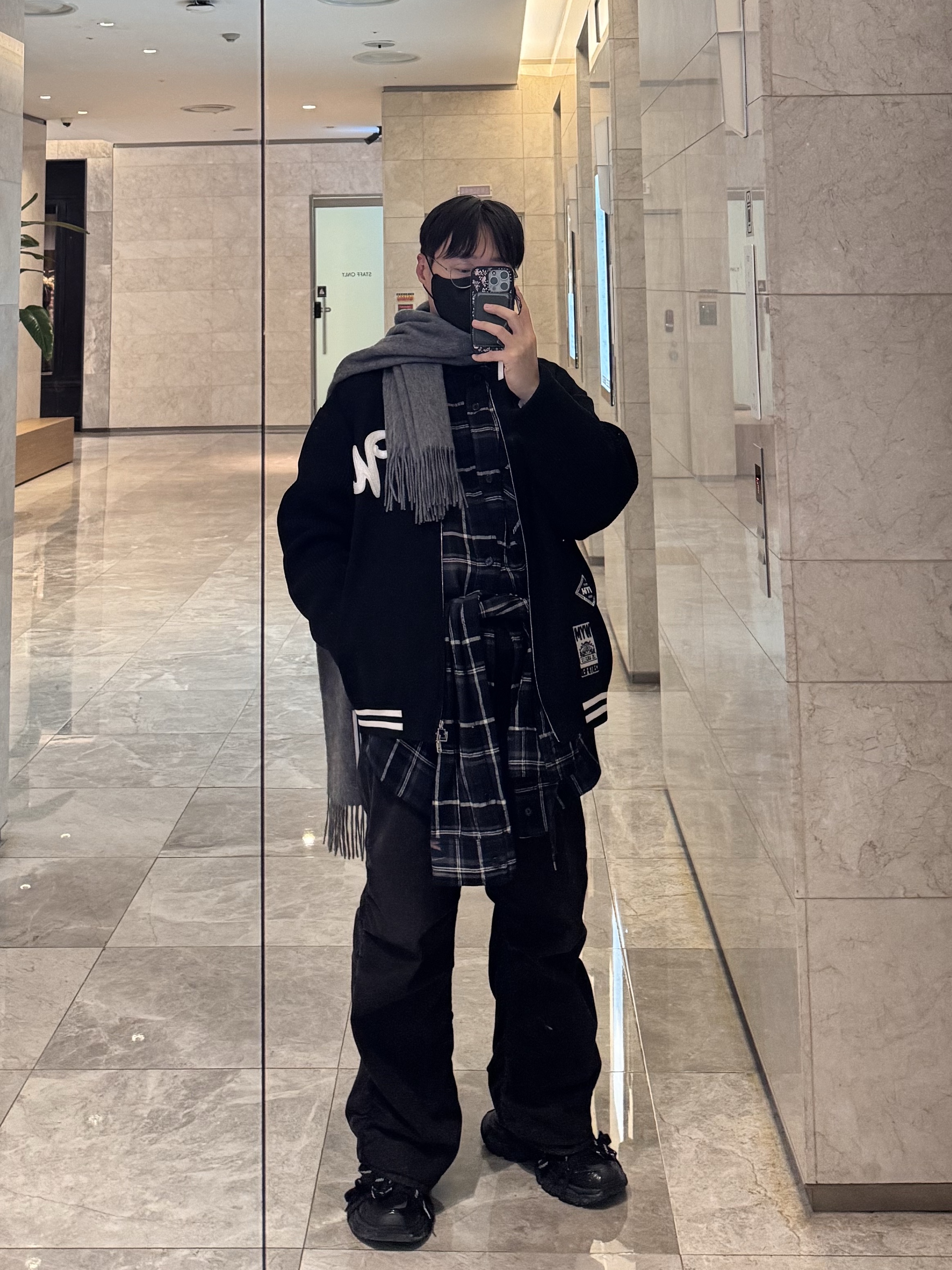 Wooyoungmi Volcano Back Logo Sweatshirts Black - 23FW, Wooyoungmi Varsity Zip Up Cardigan Black - 25SS 착용 스타일 - 1