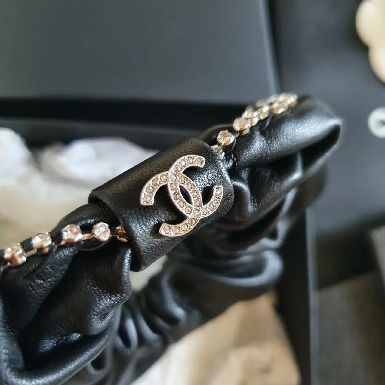(W) Chanel Hair Accessory Lambskin Strass & Silver Black 착용 스타일 - 4