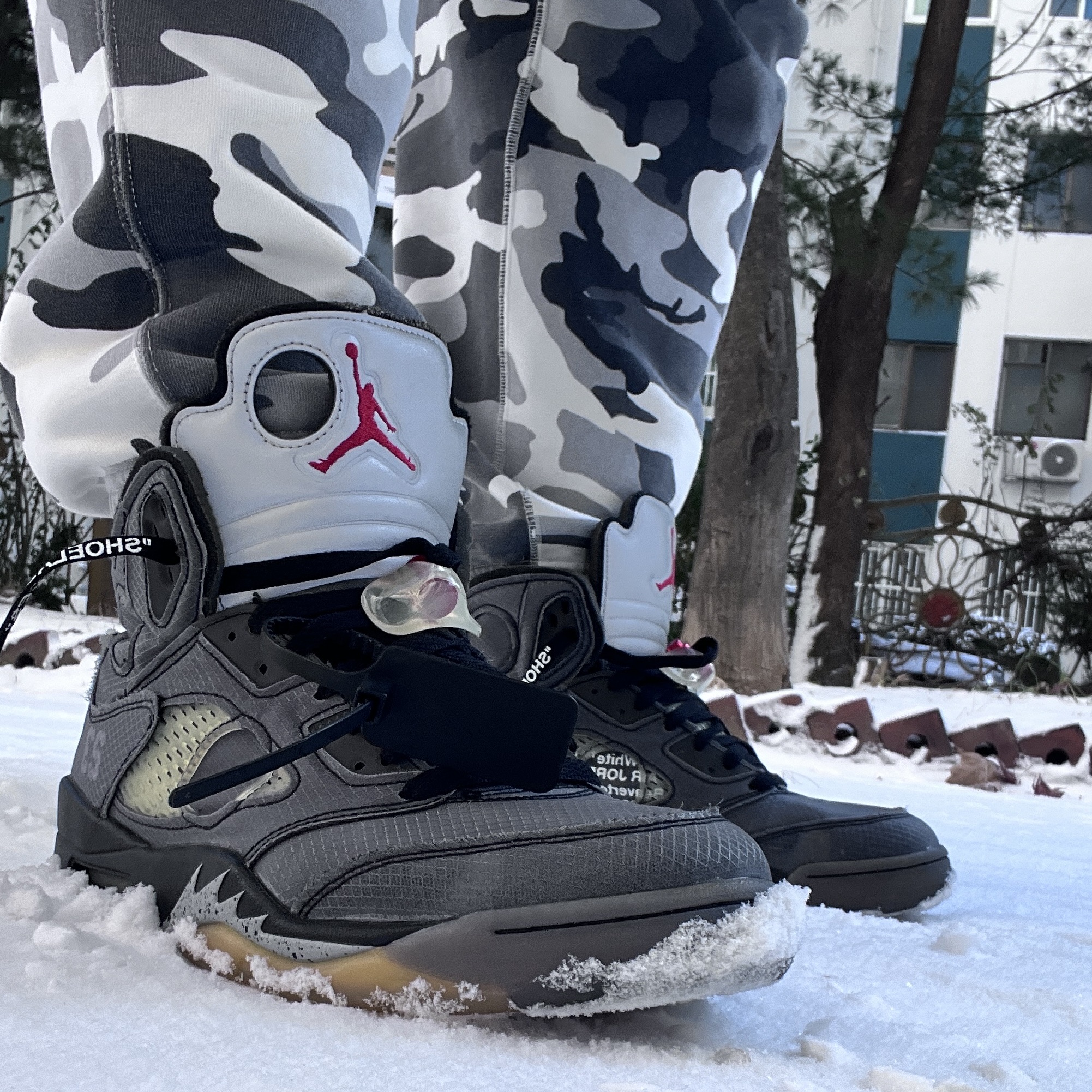 Jordan 5 x Off-White Retro SP Black Muslin 착용 스타일 - 2