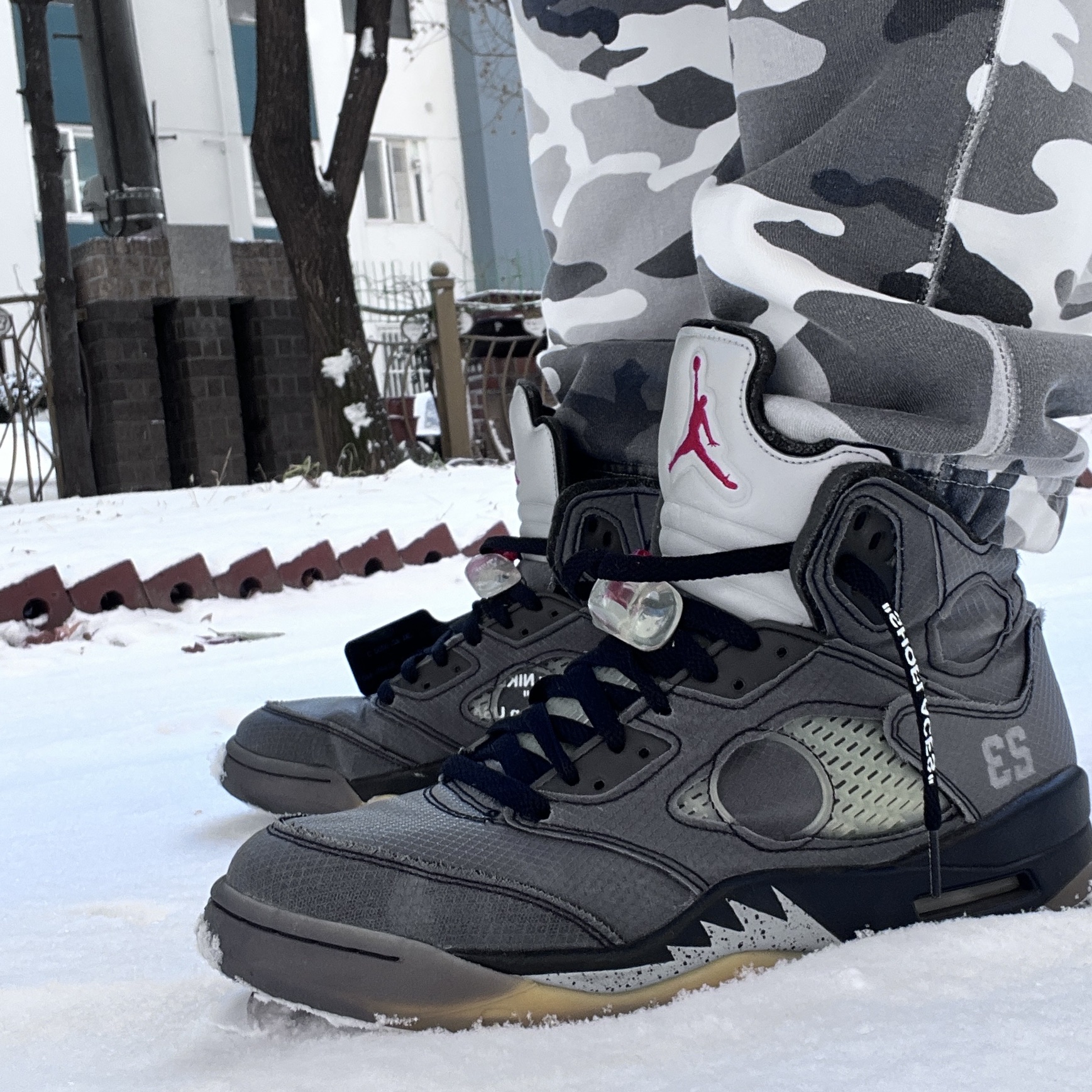 Jordan 5 x Off-White Retro SP Black Muslin 착용 스타일 - 1
