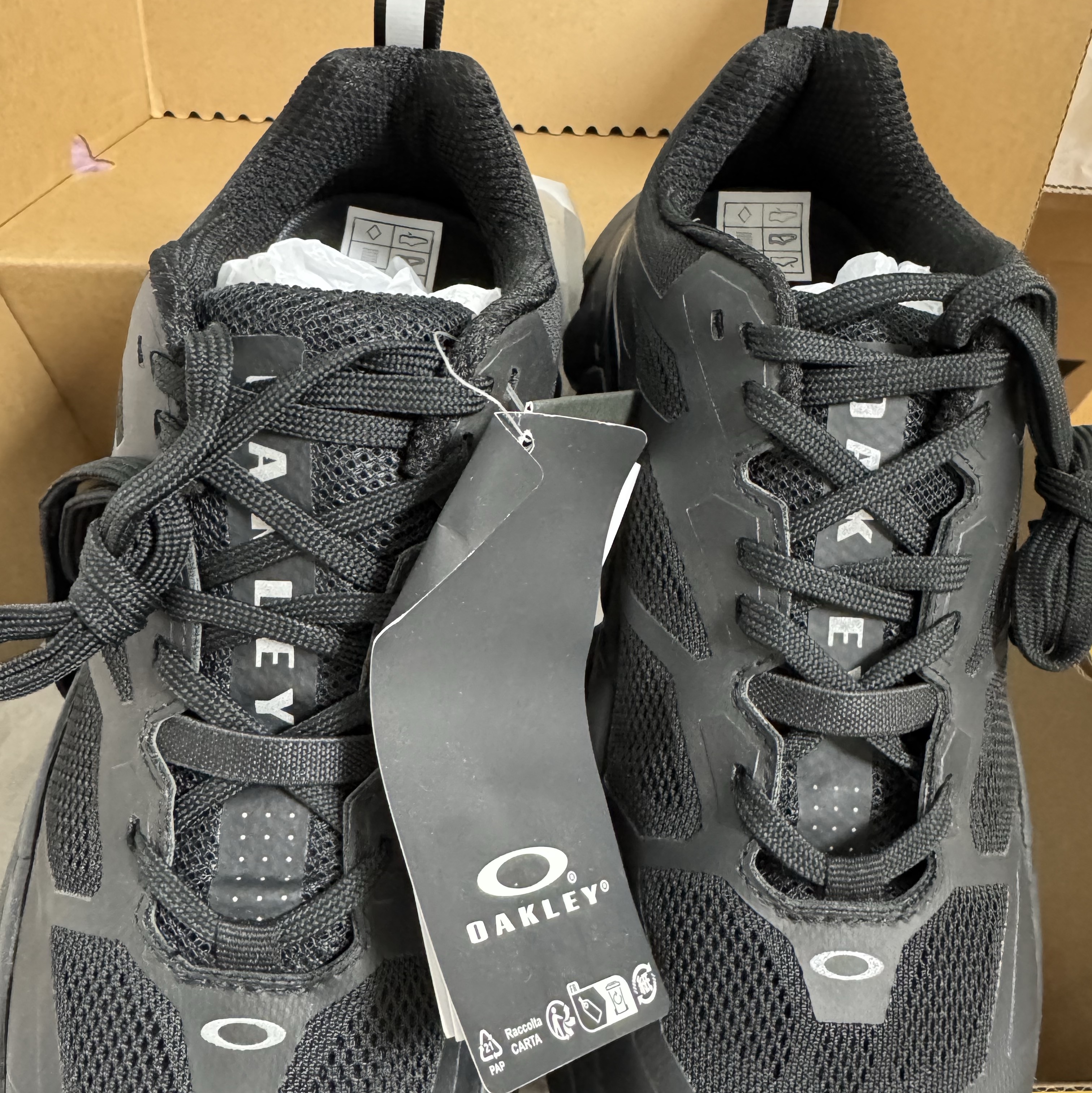 Oakley Light Breathe Triple Black 착용 스타일