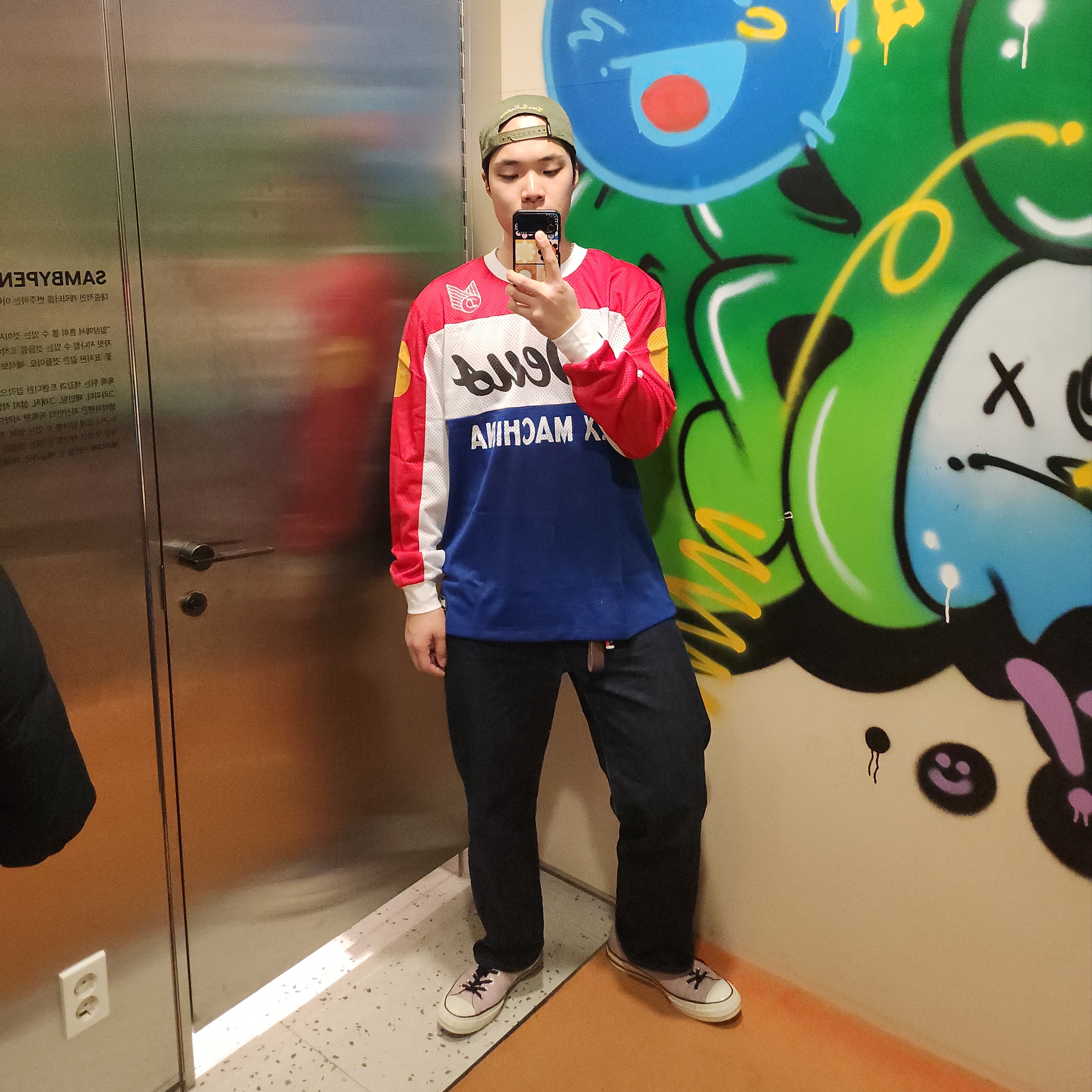 Deus Ex Machina Saber Moto Jersey Red, Converse Chuck 70 Ox Plum Chalk 착용 스타일