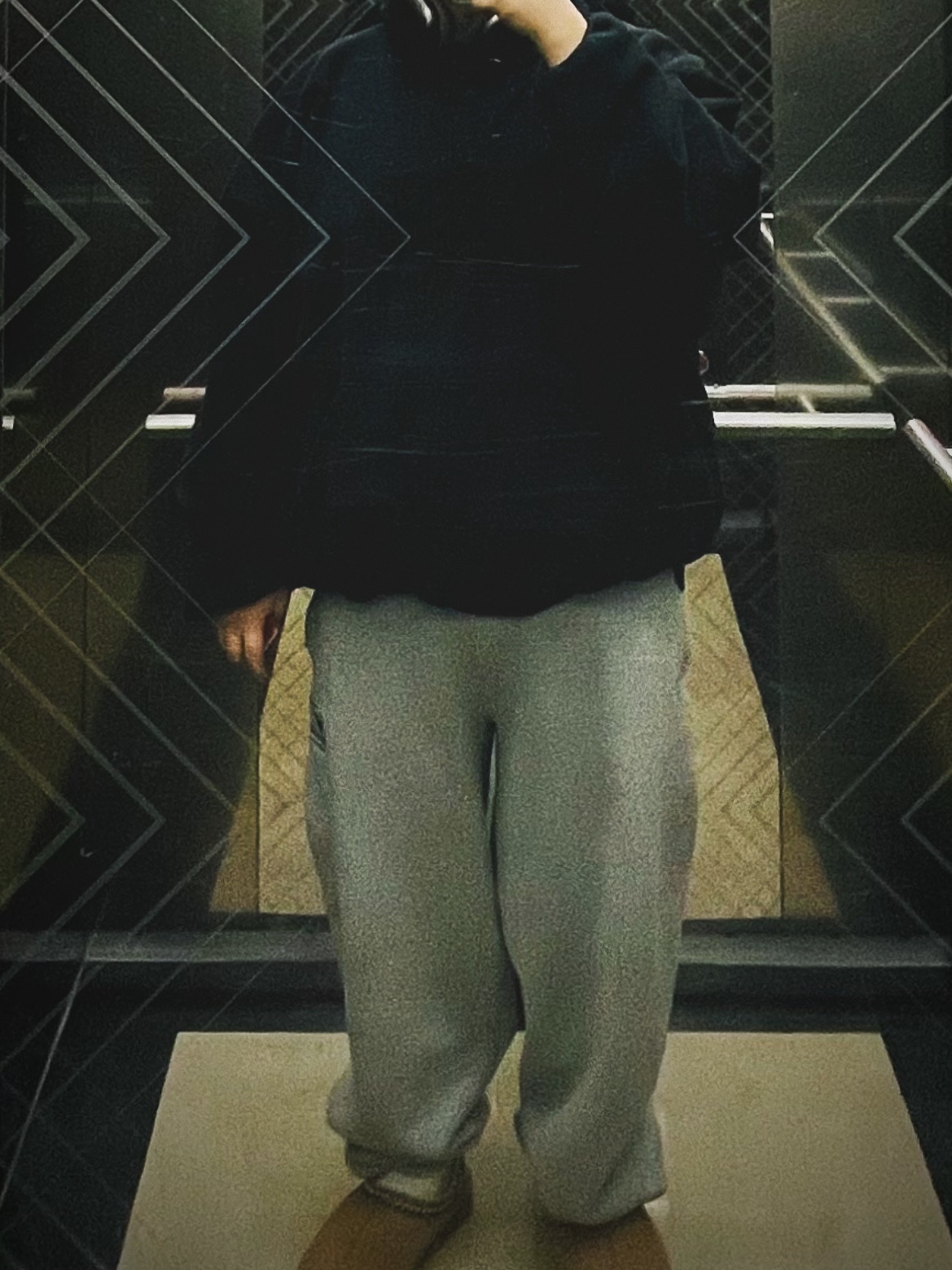 UGG Tasman Slipper Chestnut, Nike x Stussy NRG Fleece Pants Dark Grey Heather (DO9340-063) 착용 스타일 - 2
