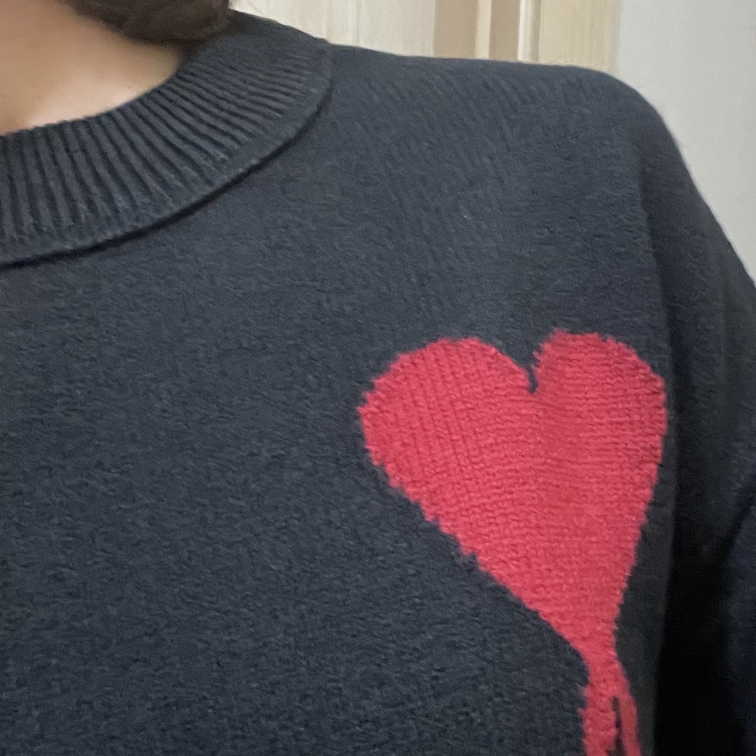 AMI De Coeur Felted Merino Wool Sweater Black Red 착용 스타일