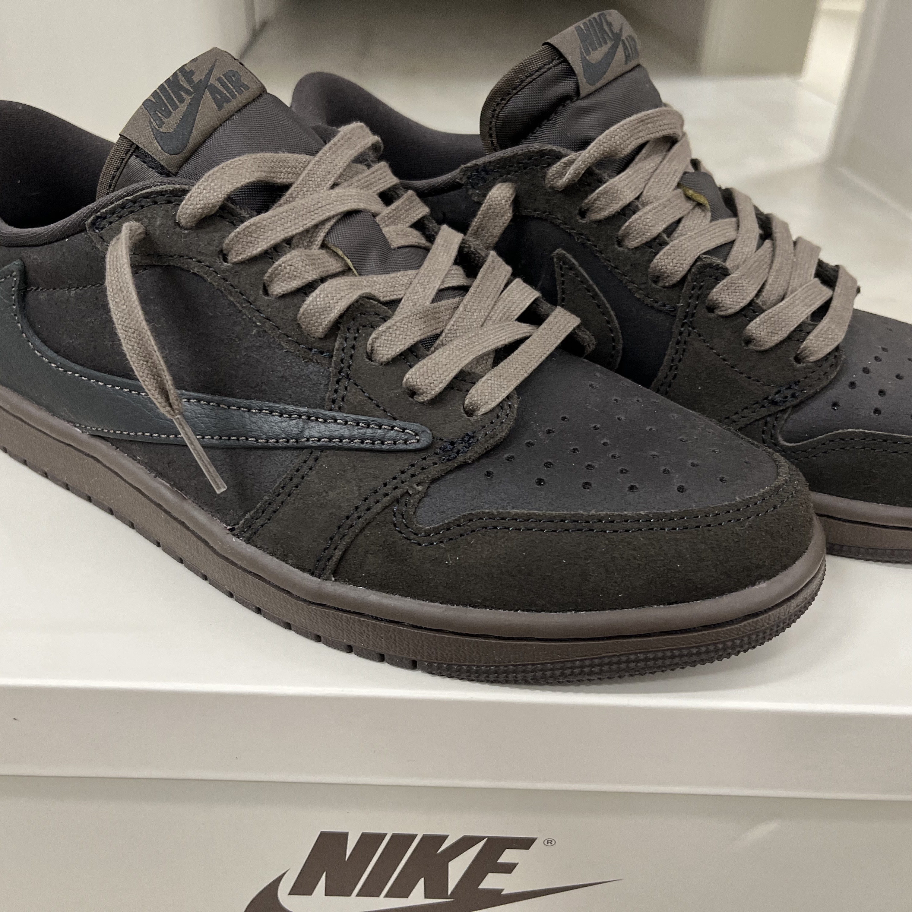 Jordan 1 x Travis Scott Retro Low OG SP Velvet Brown and Dark Mocha 착용 스타일