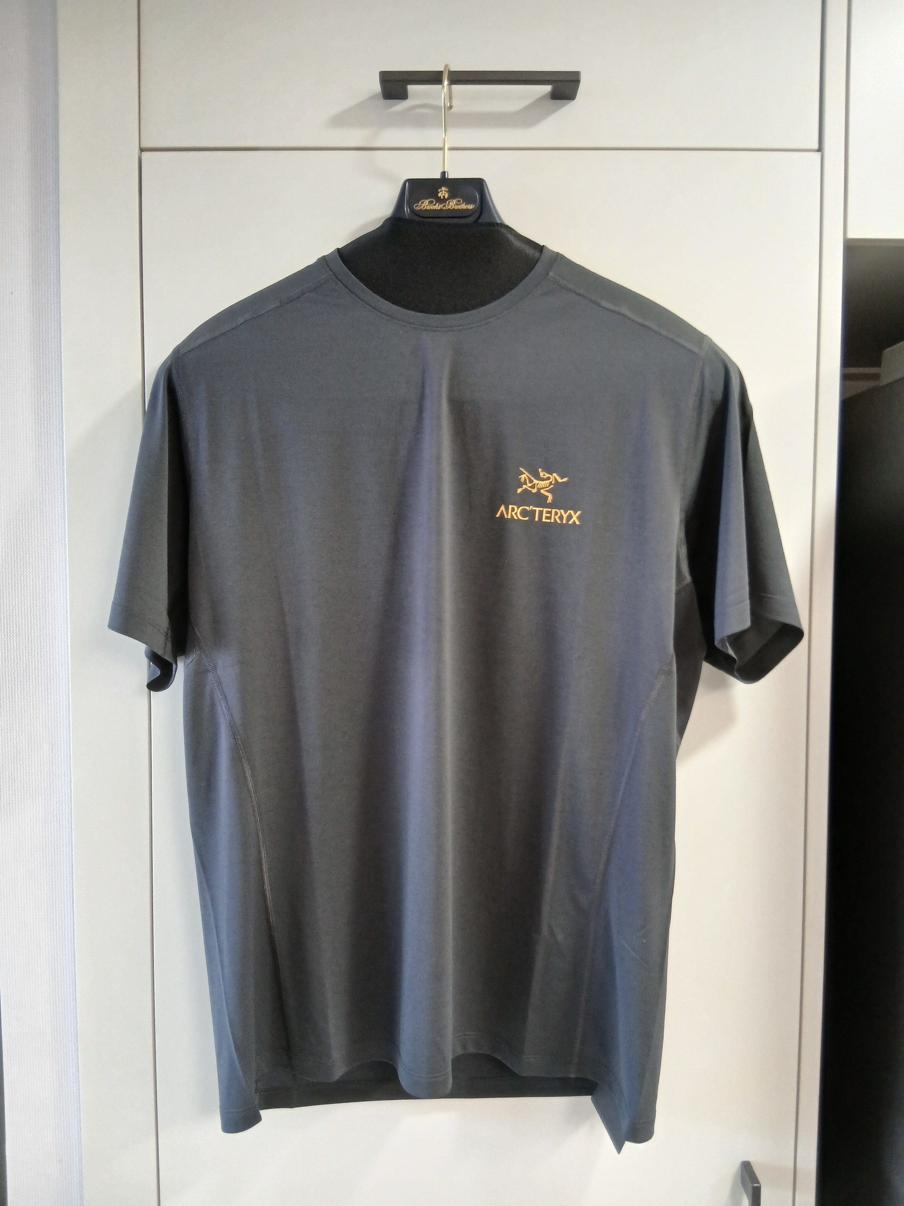 Arc'teryx Motus Arcword Crew SS T-Shirt Black Heather 착용 스타일 - 1