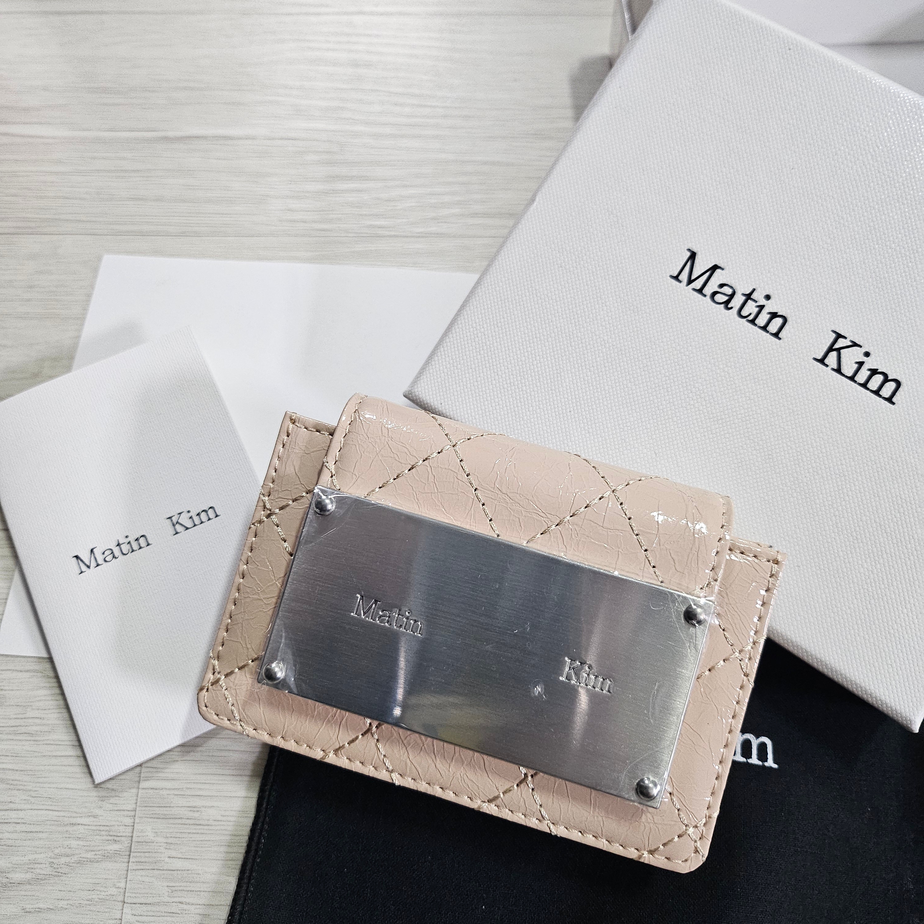 Matin Kim Quilting Accordion Wallet Beige 착용 스타일