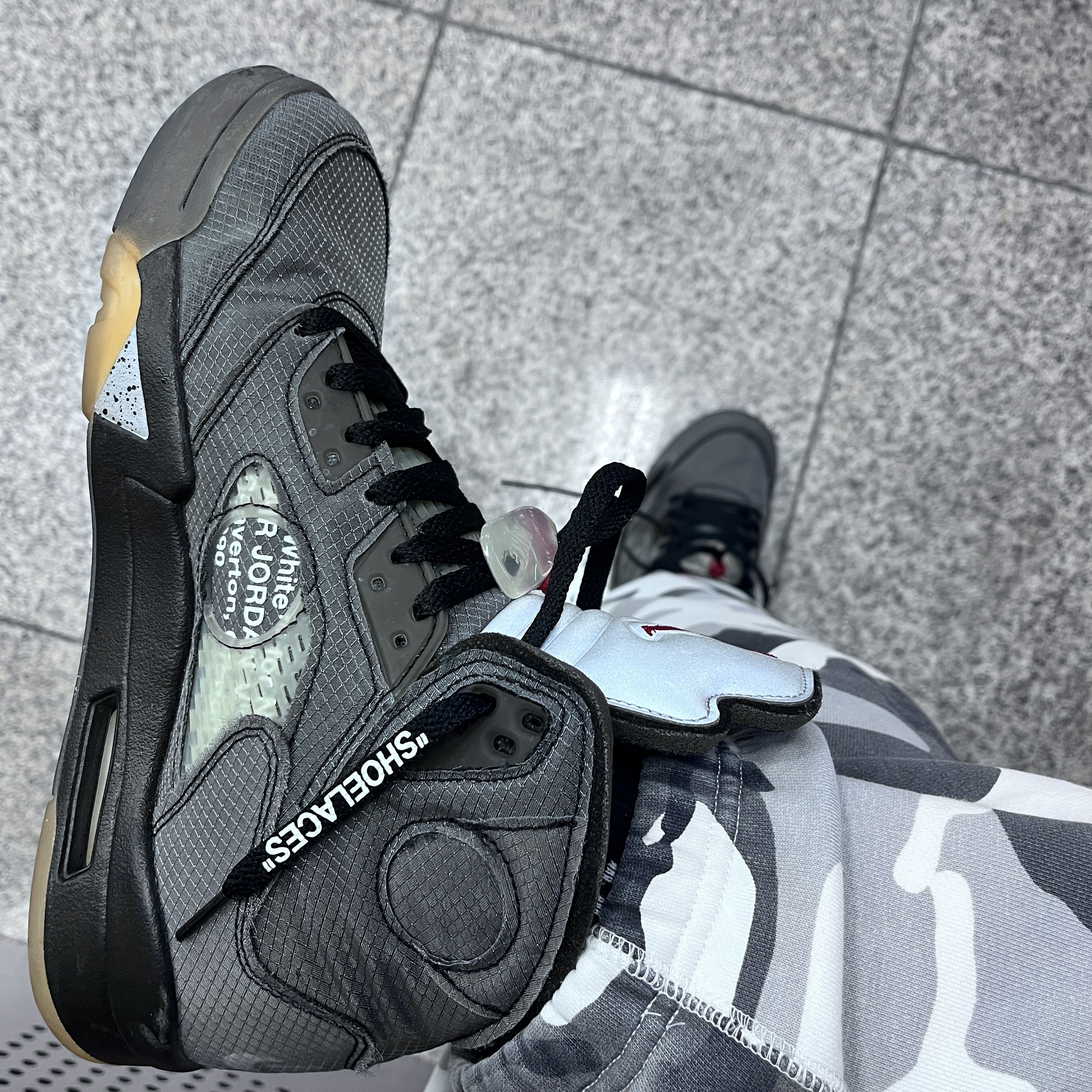 Jordan 5 x Off-White Retro SP Black Muslin 착용 스타일 - 3
