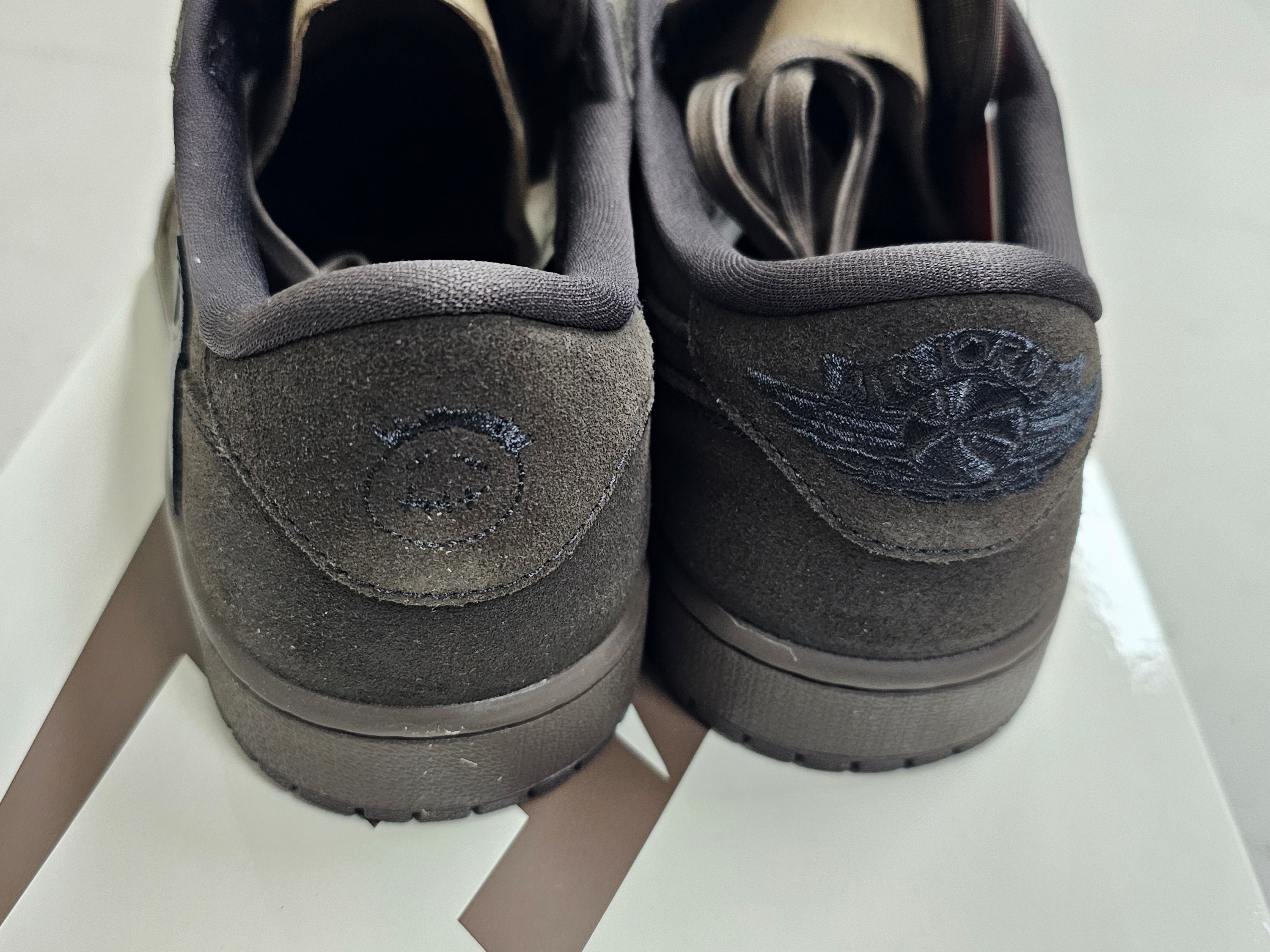 Jordan 1 x Travis Scott Retro Low OG SP Velvet Brown and Dark Mocha 착용 스타일 - 2