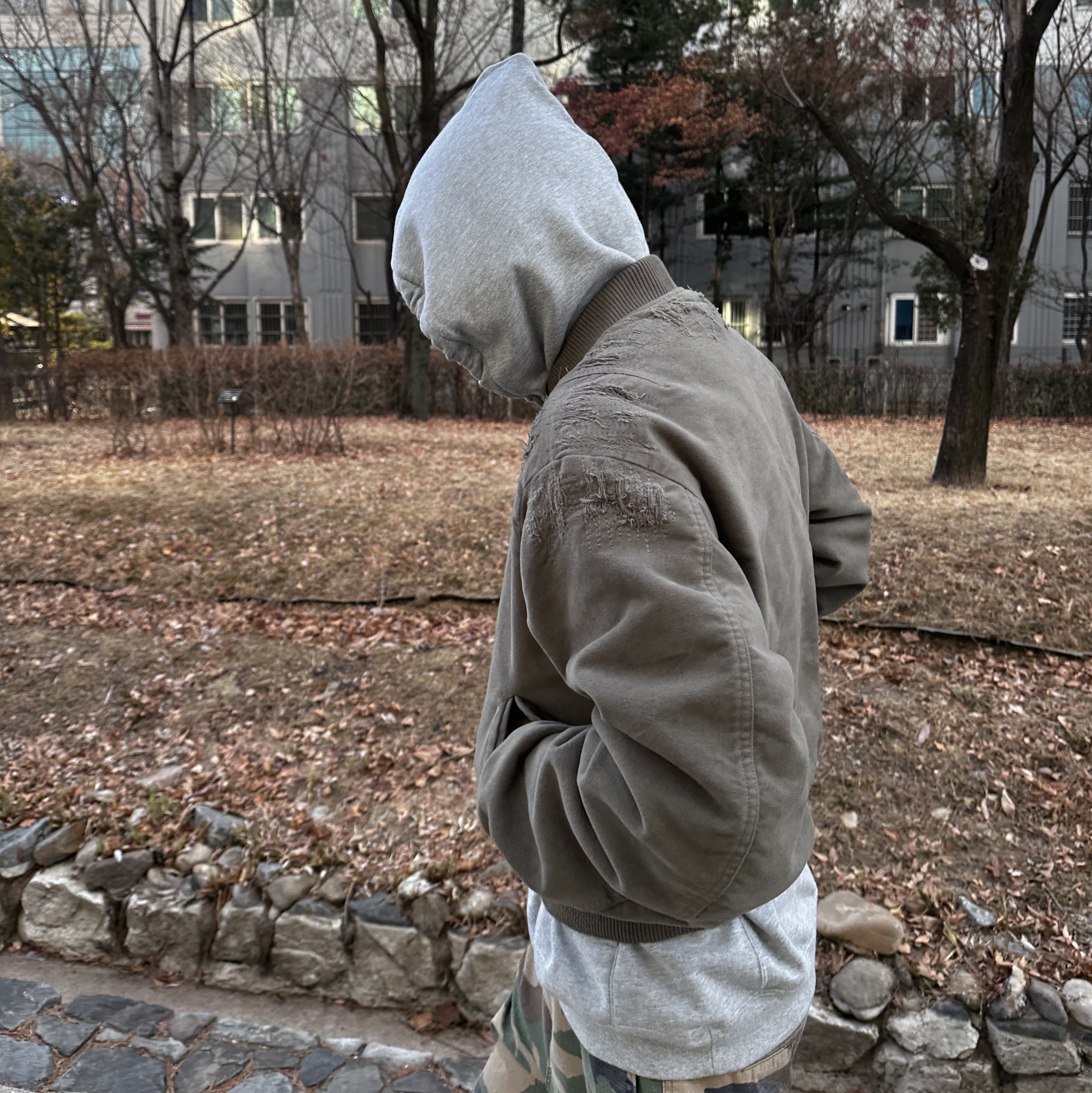 Balenciaga Defender Sneakers Black, Uniqlo UT x CPFM x SpongeBob Sweat Pull Parka A Gray - KR 착용 스타일 - 4