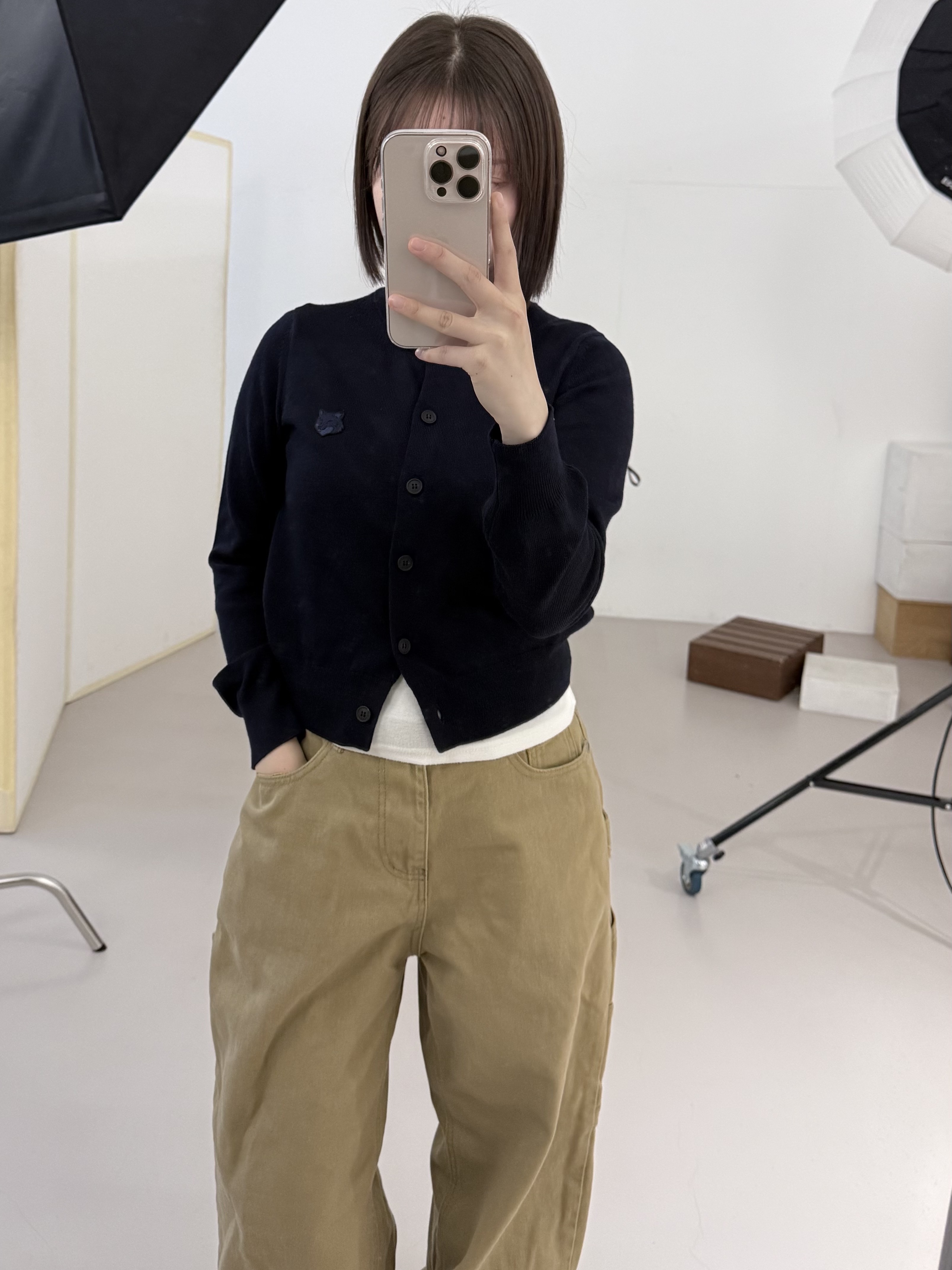 (W) Maison Kitsune Bold Fox Head Patch Regular Cardigan Ink Blue, Apple iPhone 16 Pro 256GB Desert Titanium (Korean Ver.) 착용 스타일 - 1