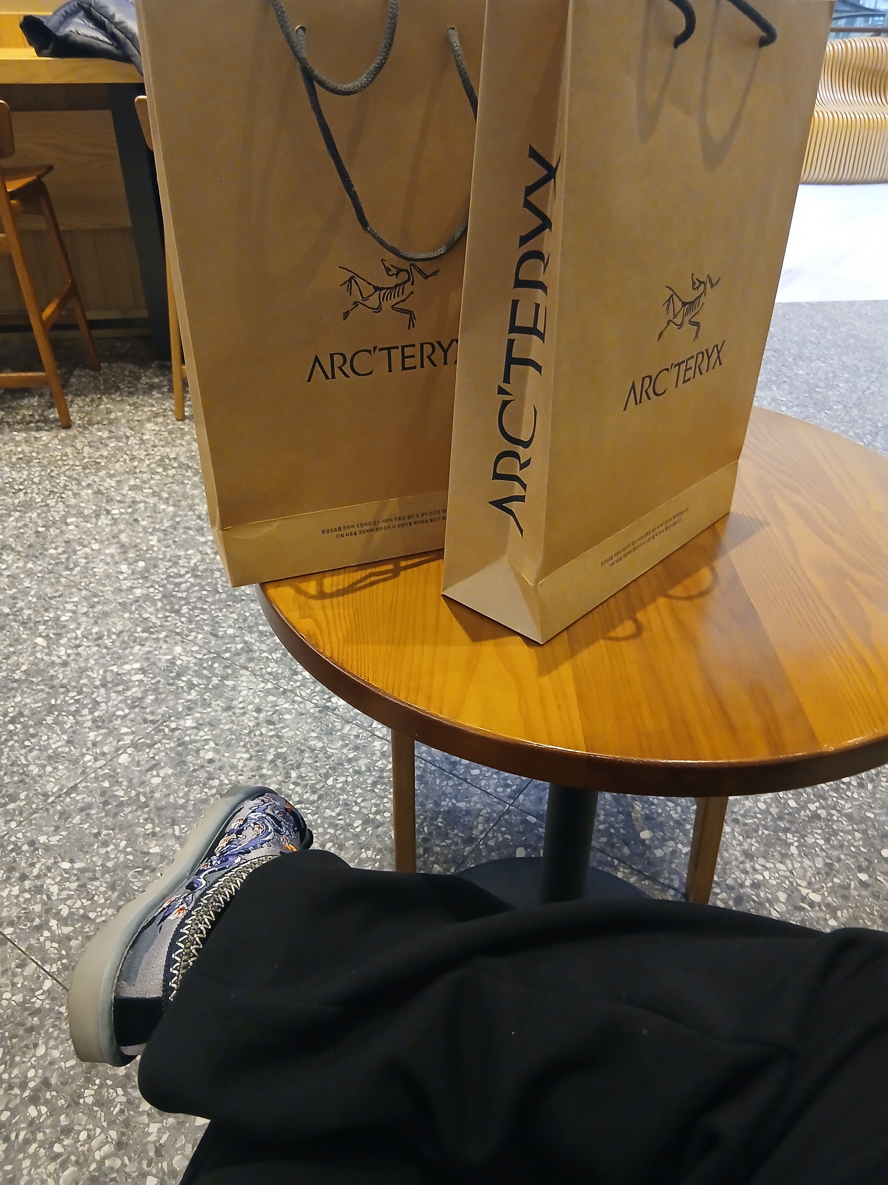 Arc'teryx Motus Arcword Crew SS T-Shirt Stone Green Heather, Arc'teryx Motus Arcword Crew SS T-Shirt Black Heather 착용 스타일 - 3