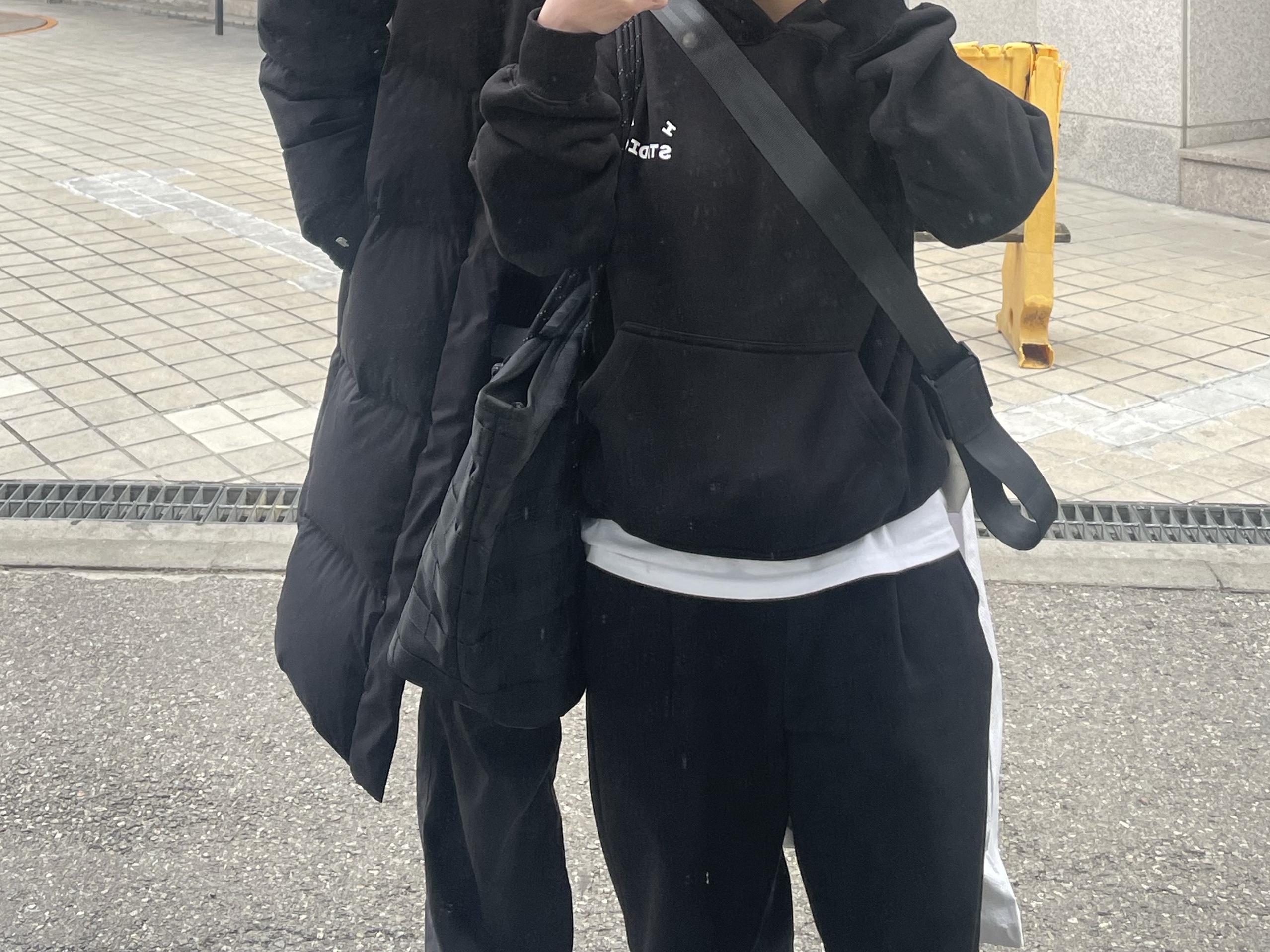 IAB Studio Hoodie Black 착용 스타일