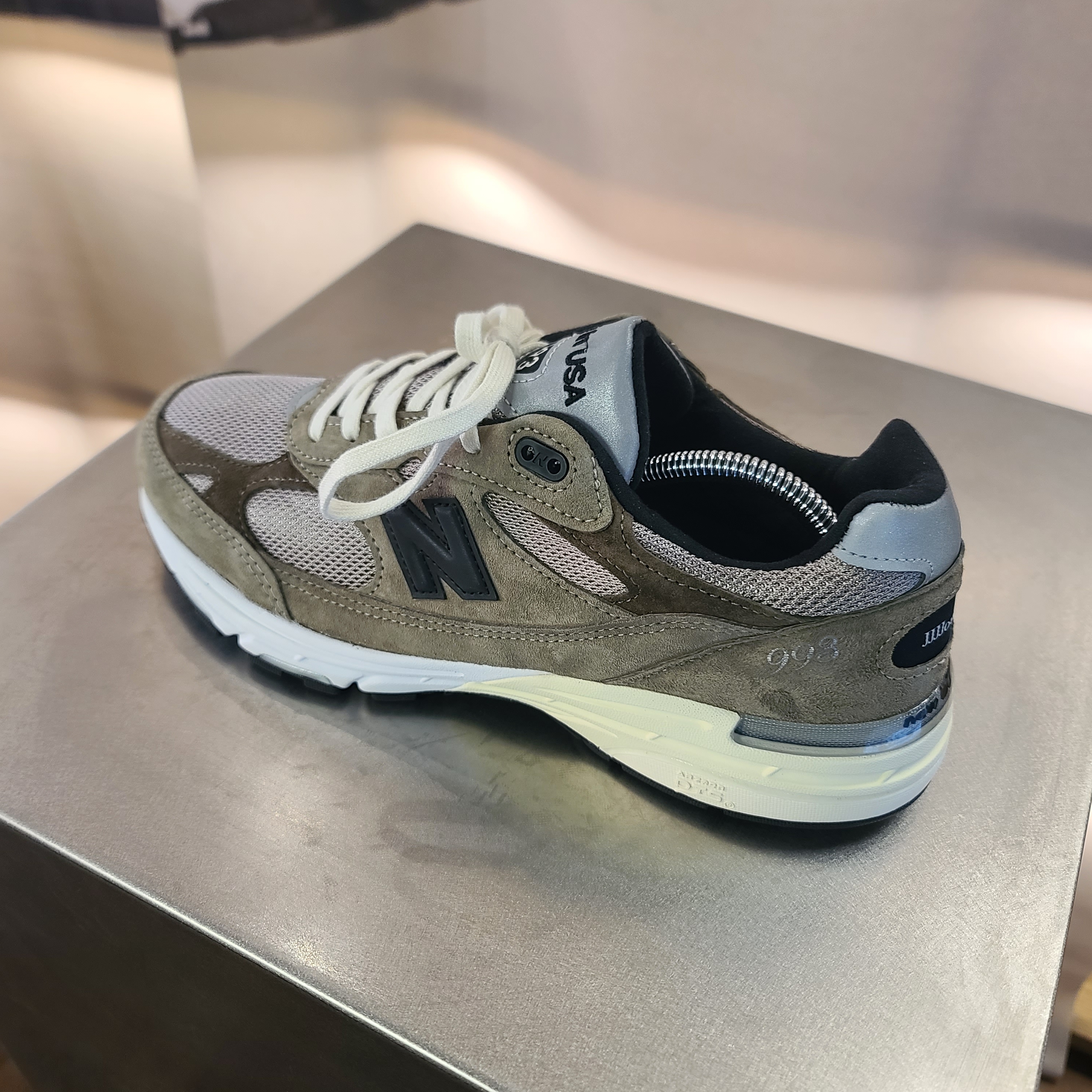 New Balance x JJJJound 993 Made in USA Mushroom White 착용 스타일 - 1