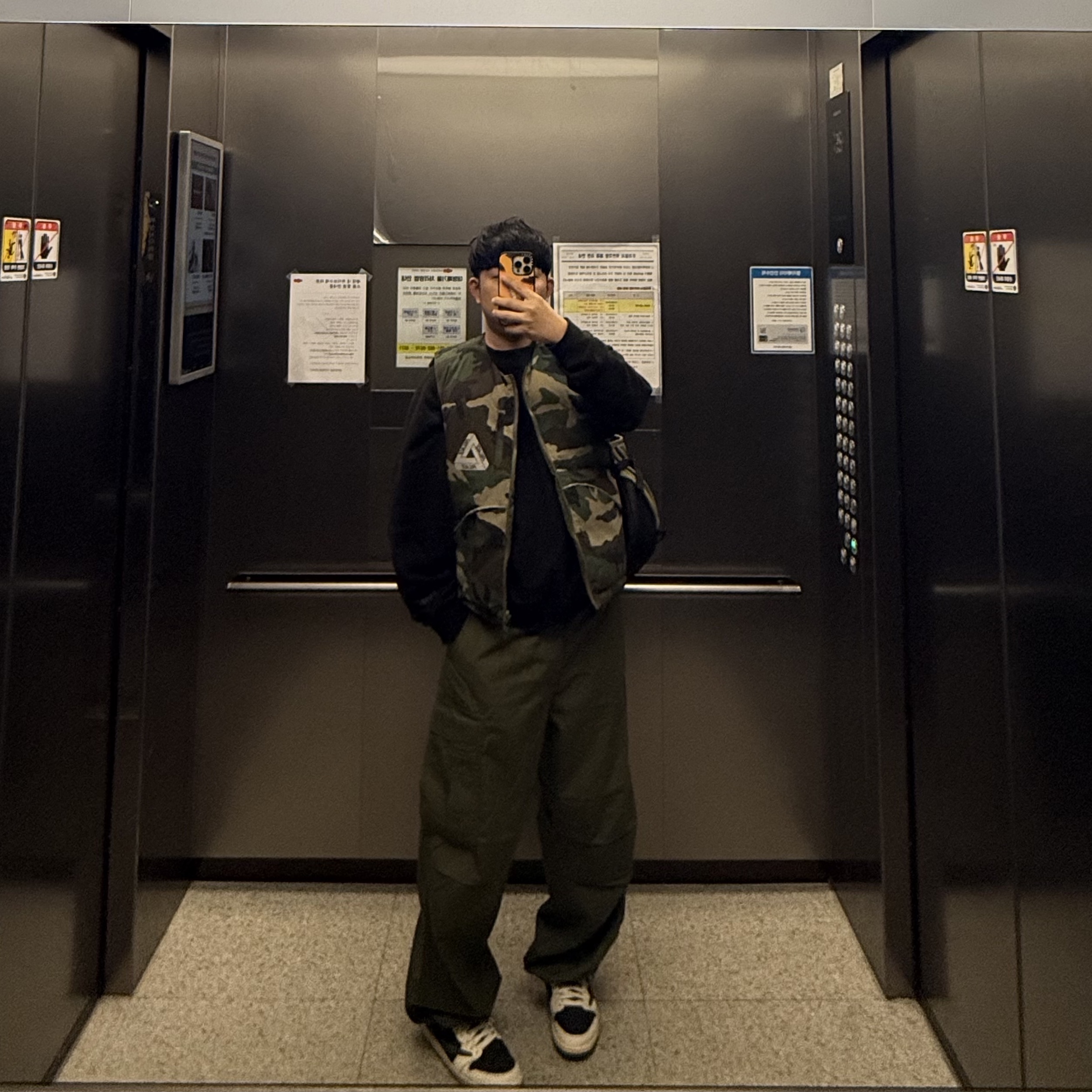 Palace P-Tech Reversible Puffa Vest Camo - 23FW, (W) Jordan 1 x Travis Scott Retro Low OG SP Medium Olive 착용 스타일