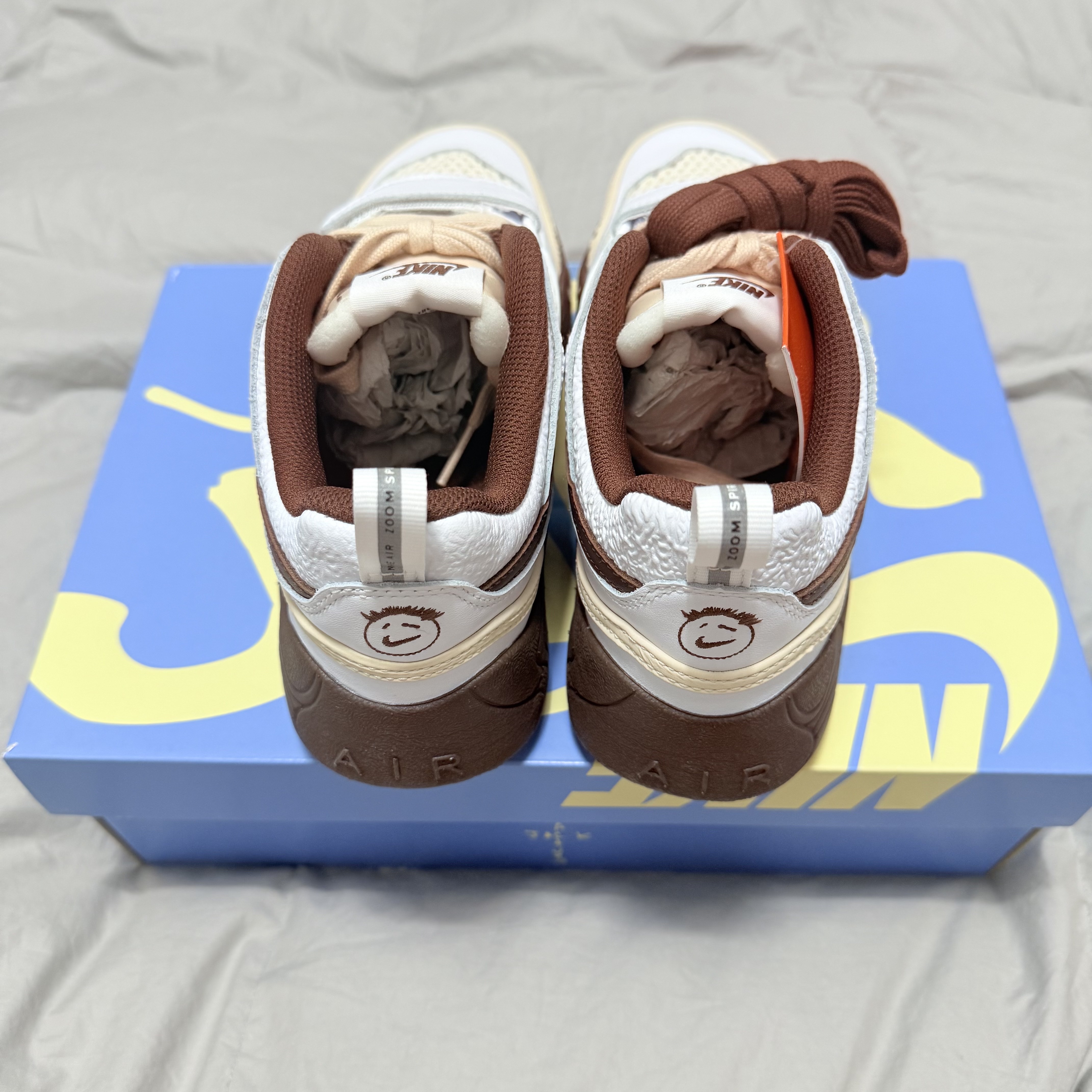 Nike x Travis Scott Zoom Field Jaxx White and Light Chocolate 착용 스타일 - 3