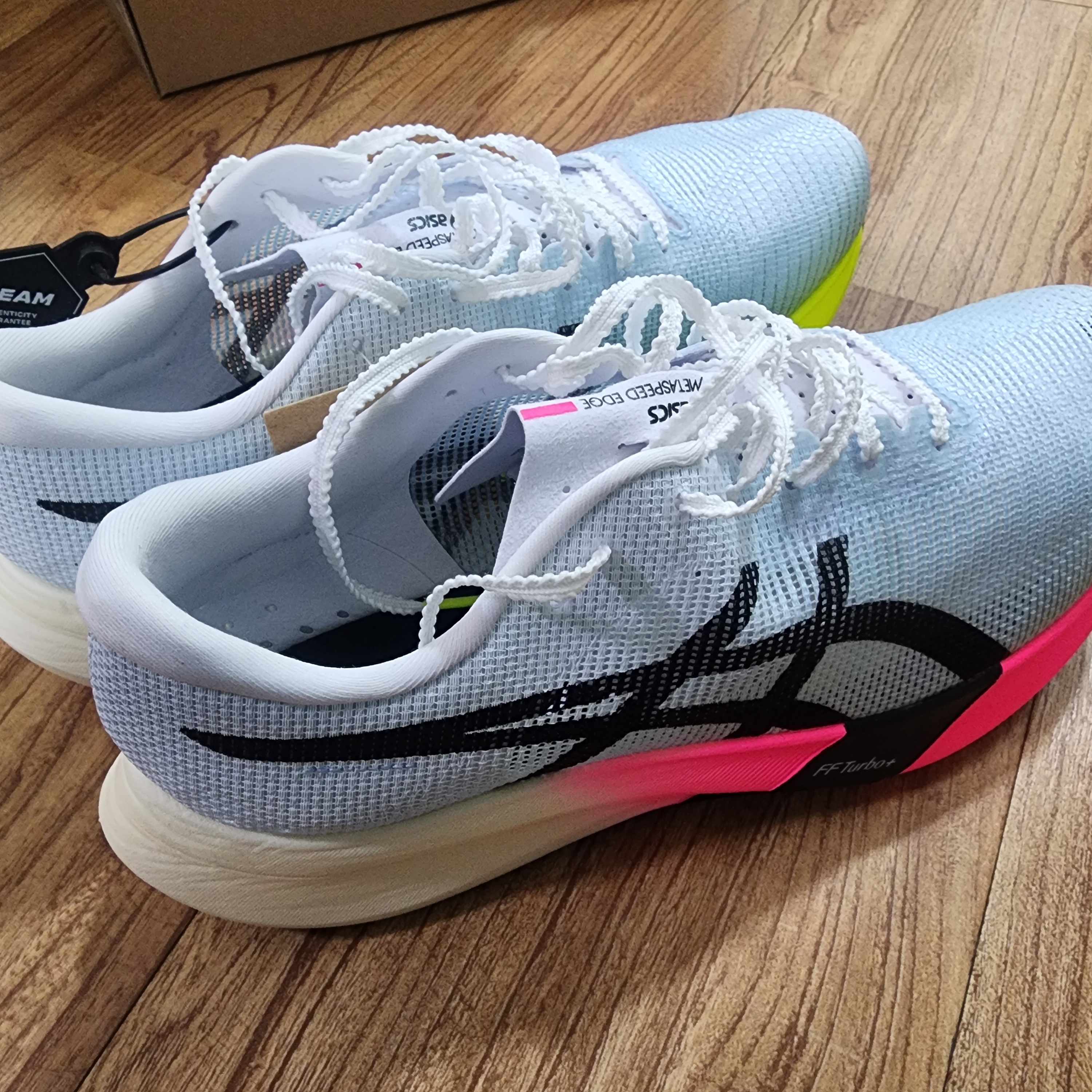 Asics Metaspeed Edge Paris Light Blue Black 착용 스타일 - 3