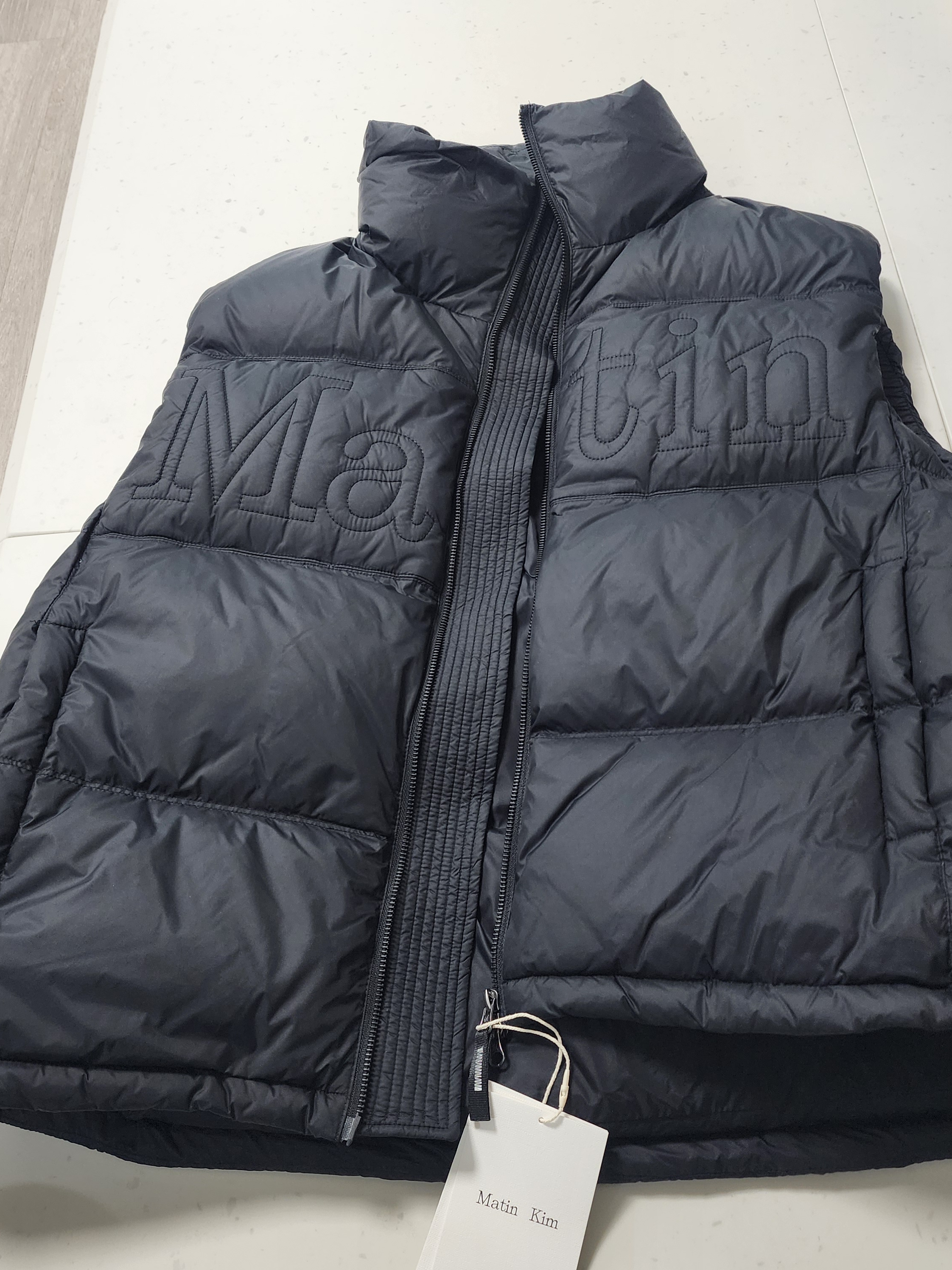 Matin Kim Big Logo Point Down Vest Black 착용 스타일 - 2