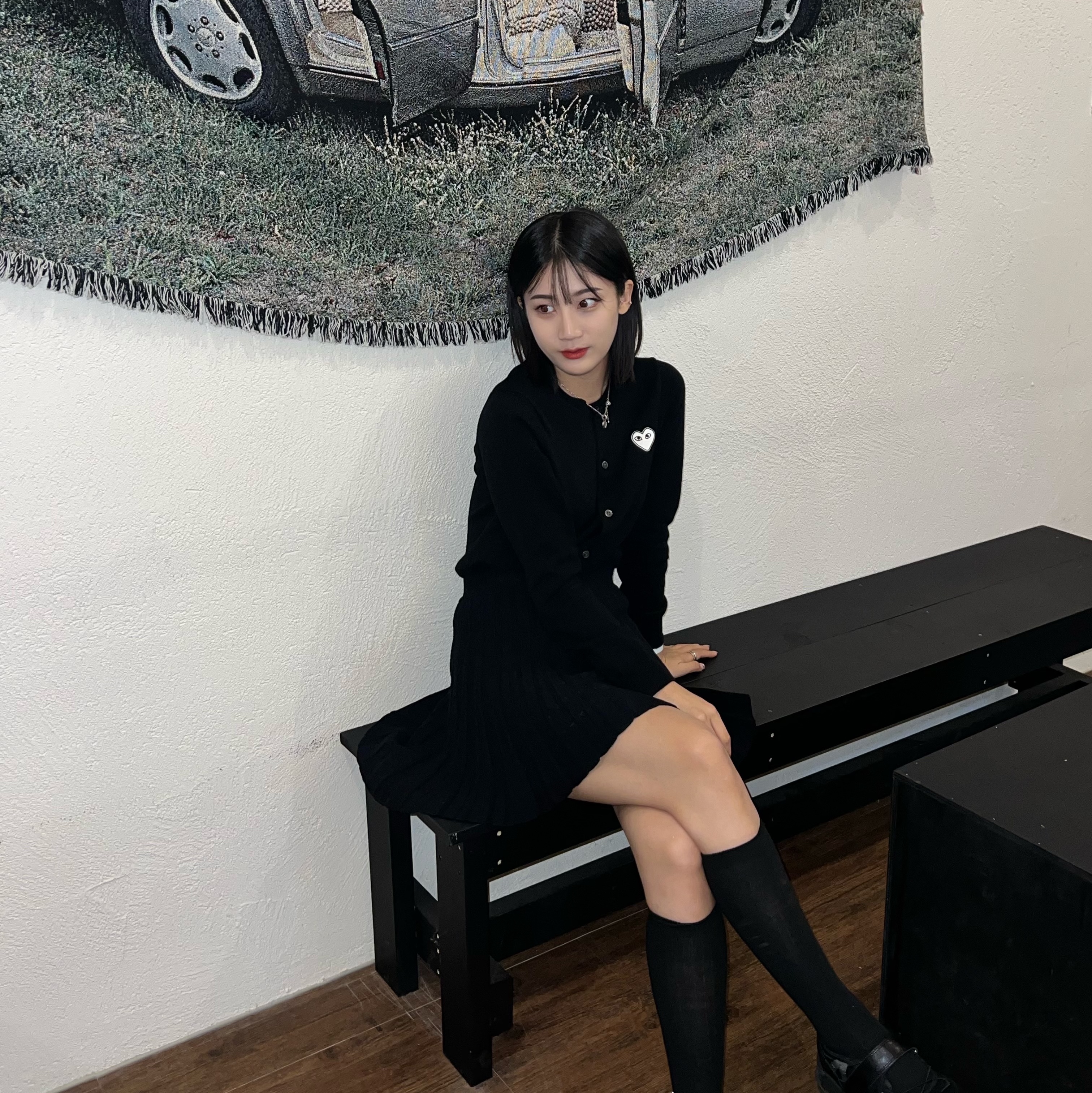 Play Comme des Garcons White Heart Knit Cardigan Black 착용 스타일