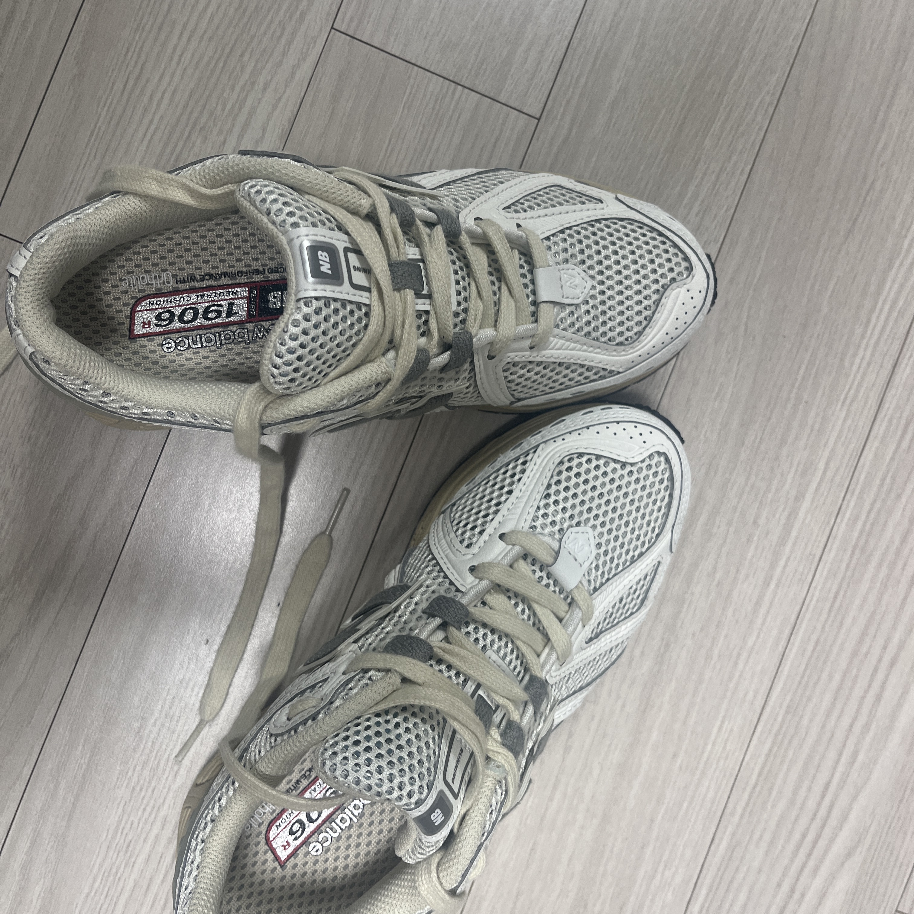 New Balance 1906R White Gray 착용 스타일