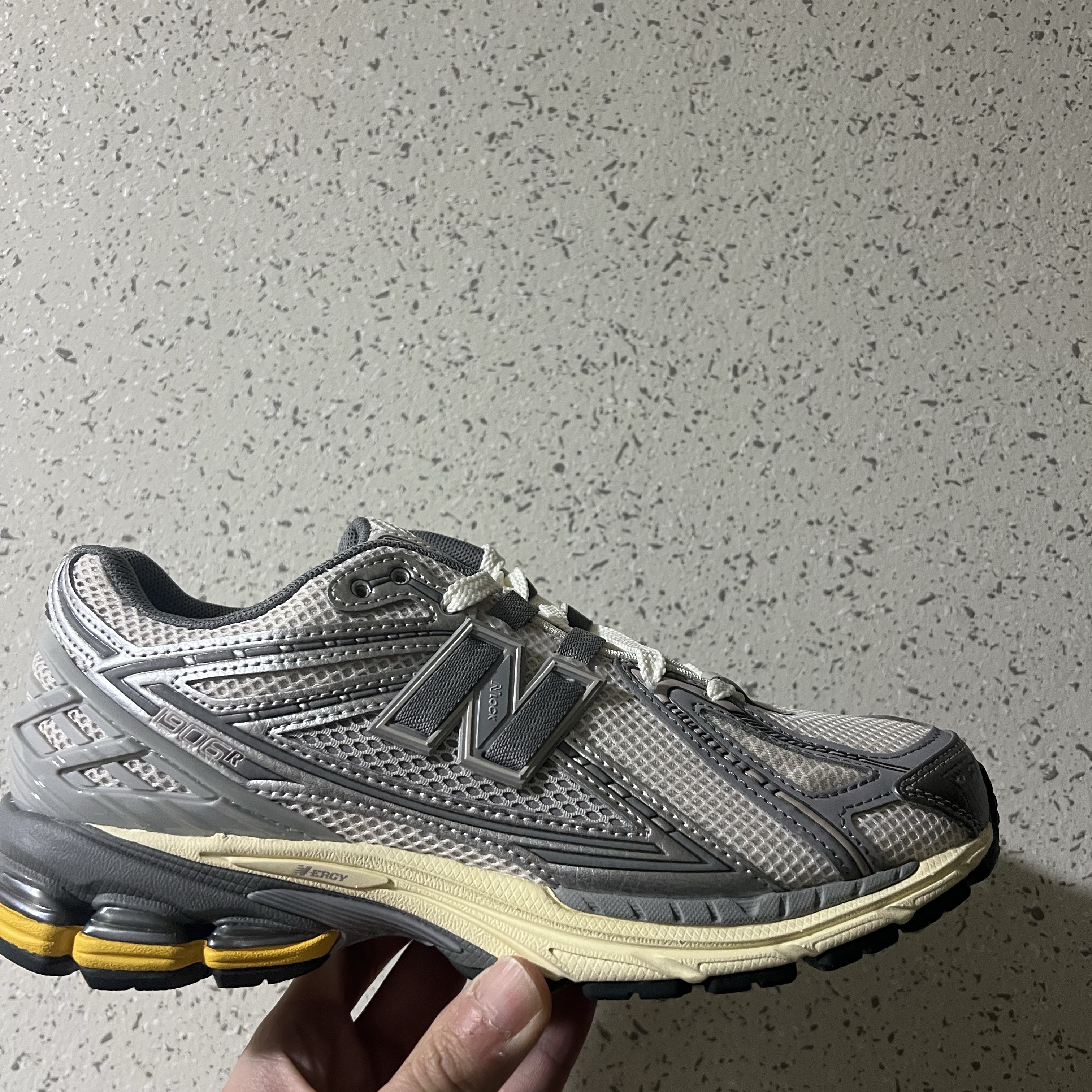 New Balance 1906R Grey Silver 착용 스타일 - 1