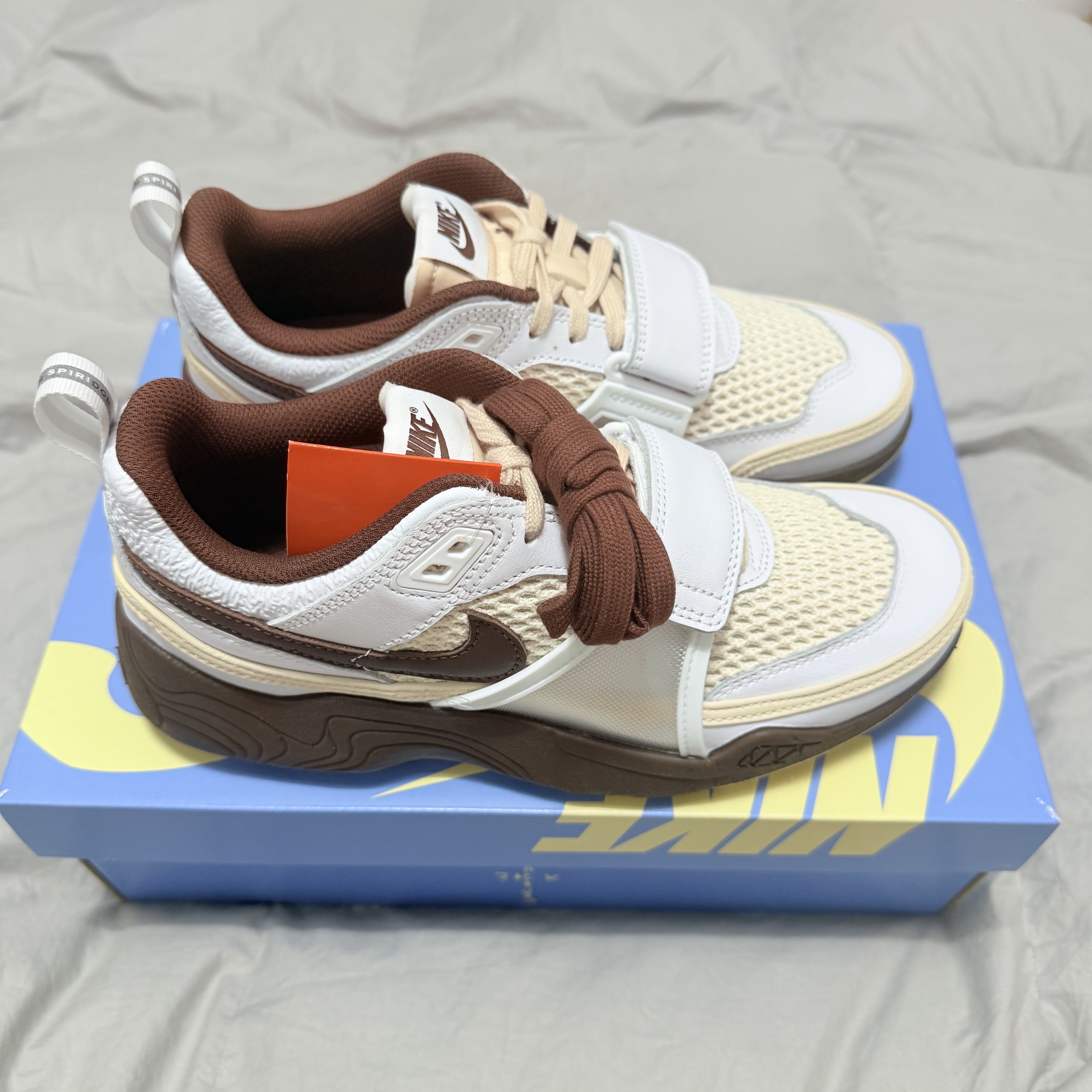 Nike x Travis Scott Zoom Field Jaxx White and Light Chocolate 착용 스타일 - 4