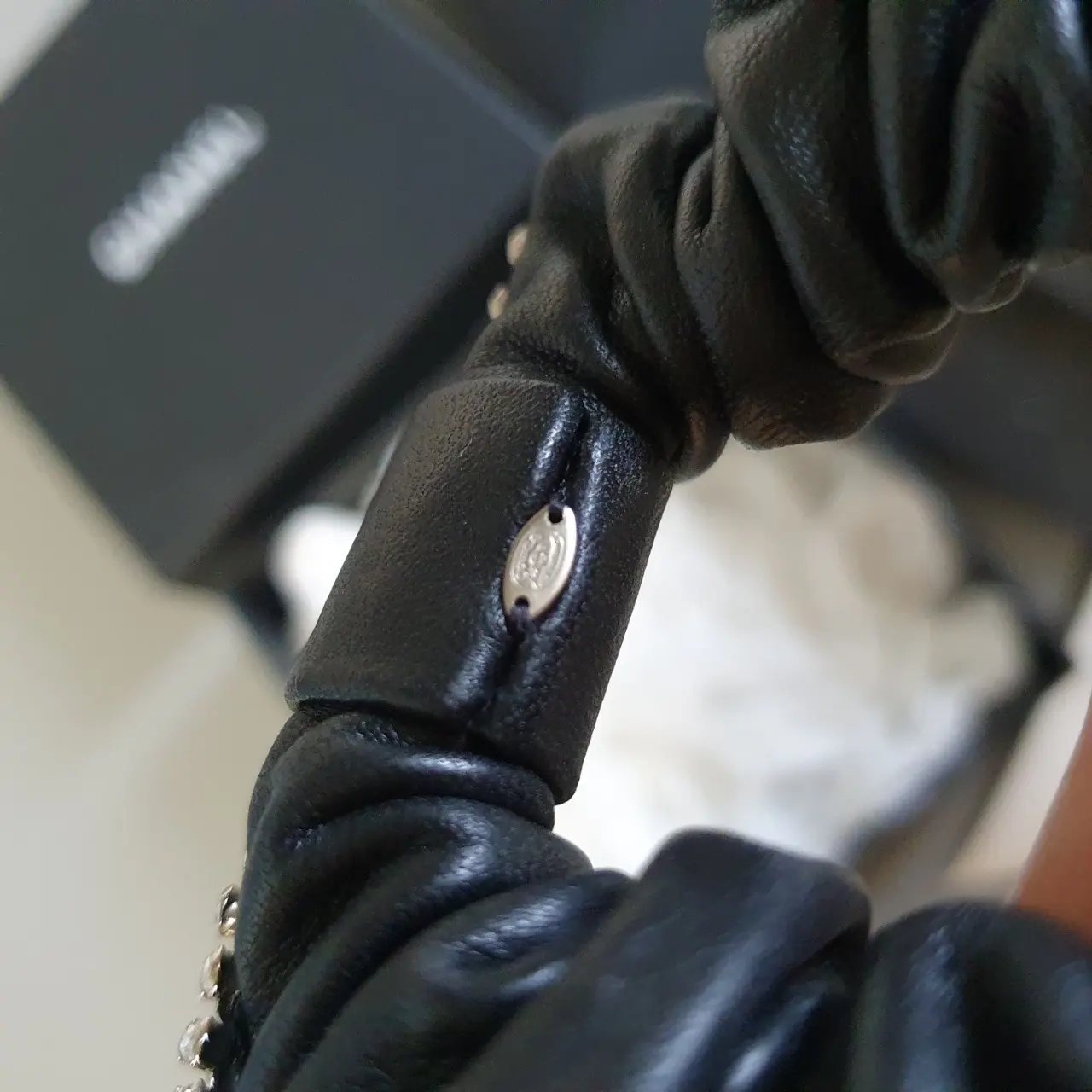 (W) Chanel Hair Accessory Lambskin Strass & Silver Black 착용 스타일 - 2
