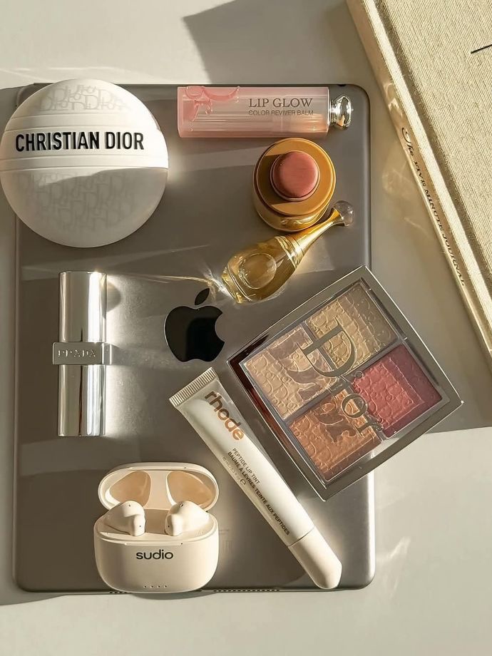 Dior New Dior Le Baume Hand Cream 50ml, Dior Addict Lip Glow 001 Pink 착용 스타일 - 1