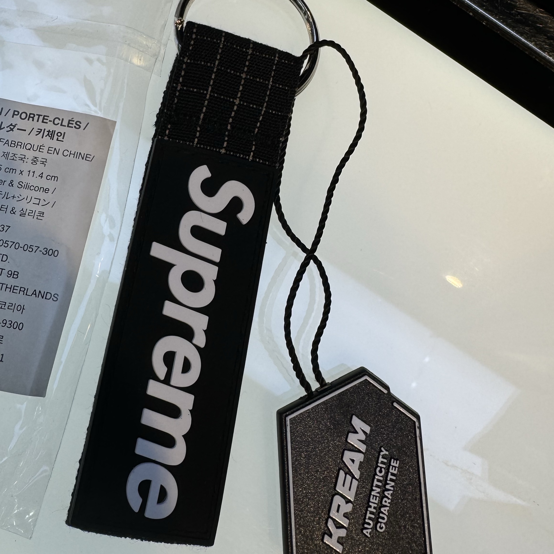 Supreme Ripstop Keychain Black - 24SS 착용 스타일