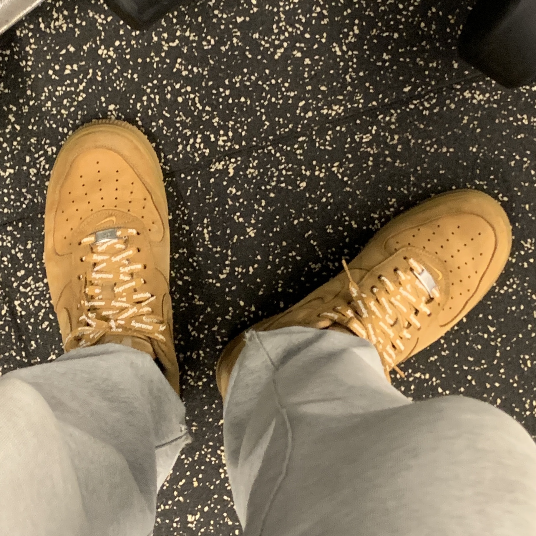 Nike x Supreme Air Force 1 Low Flax 착용 스타일
