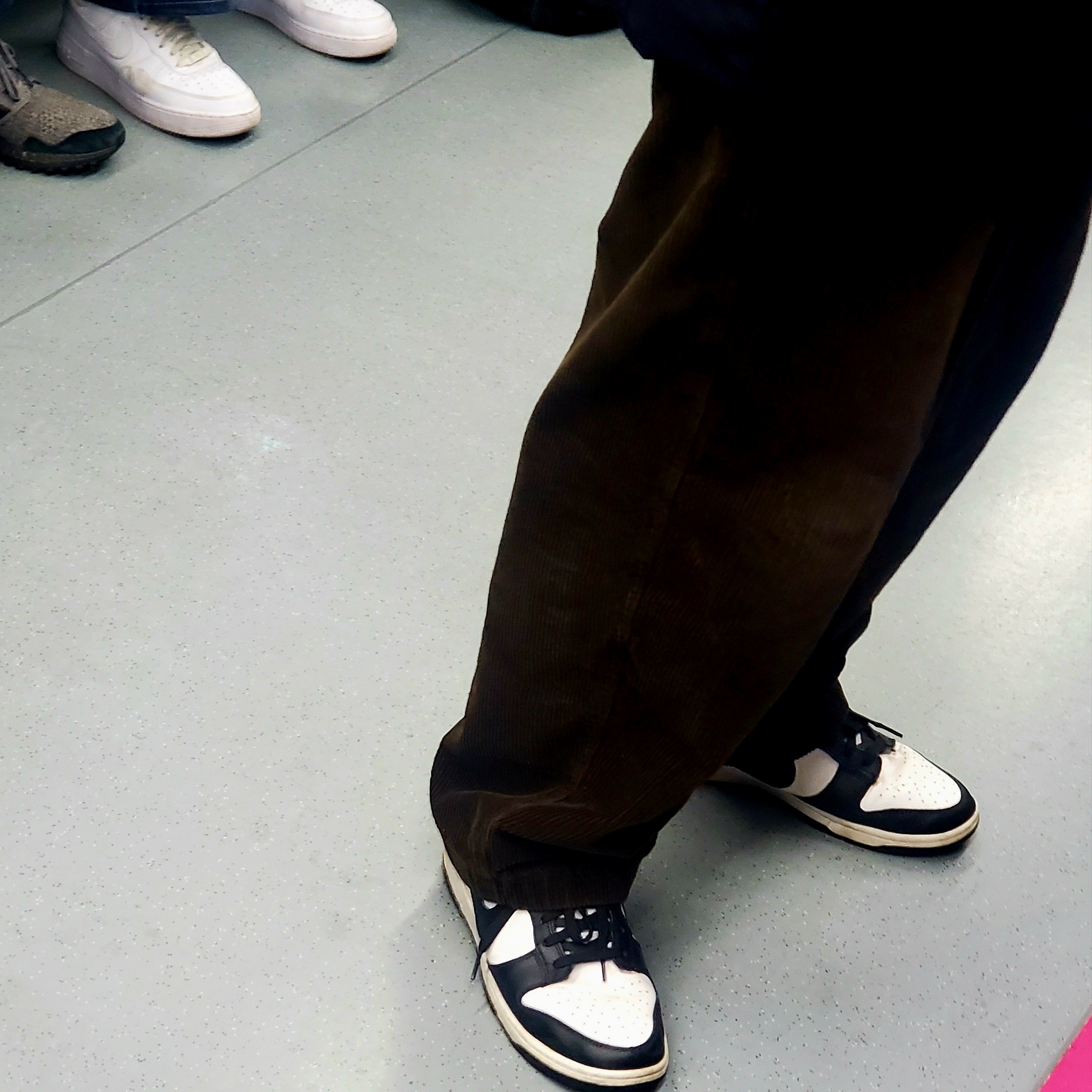 Nike Dunk Low Retro Black, Nike Air Force 1 '07 Low White 착용 스타일