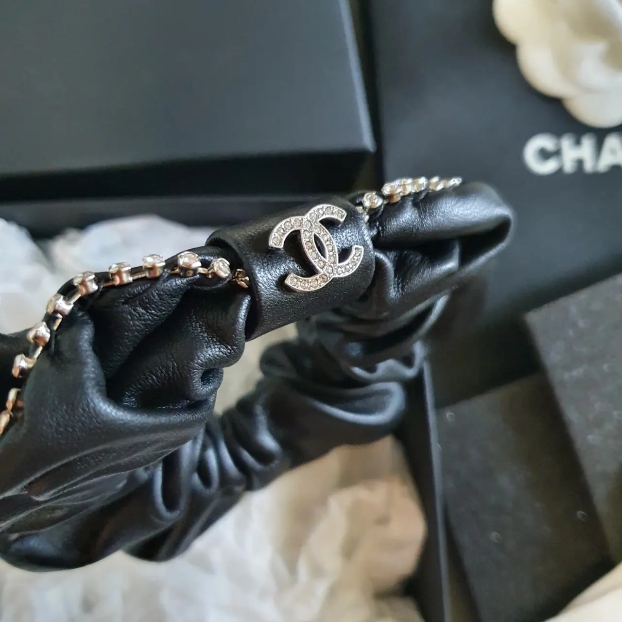 (W) Chanel Hair Accessory Lambskin Strass & Silver Black 착용 스타일 - 5