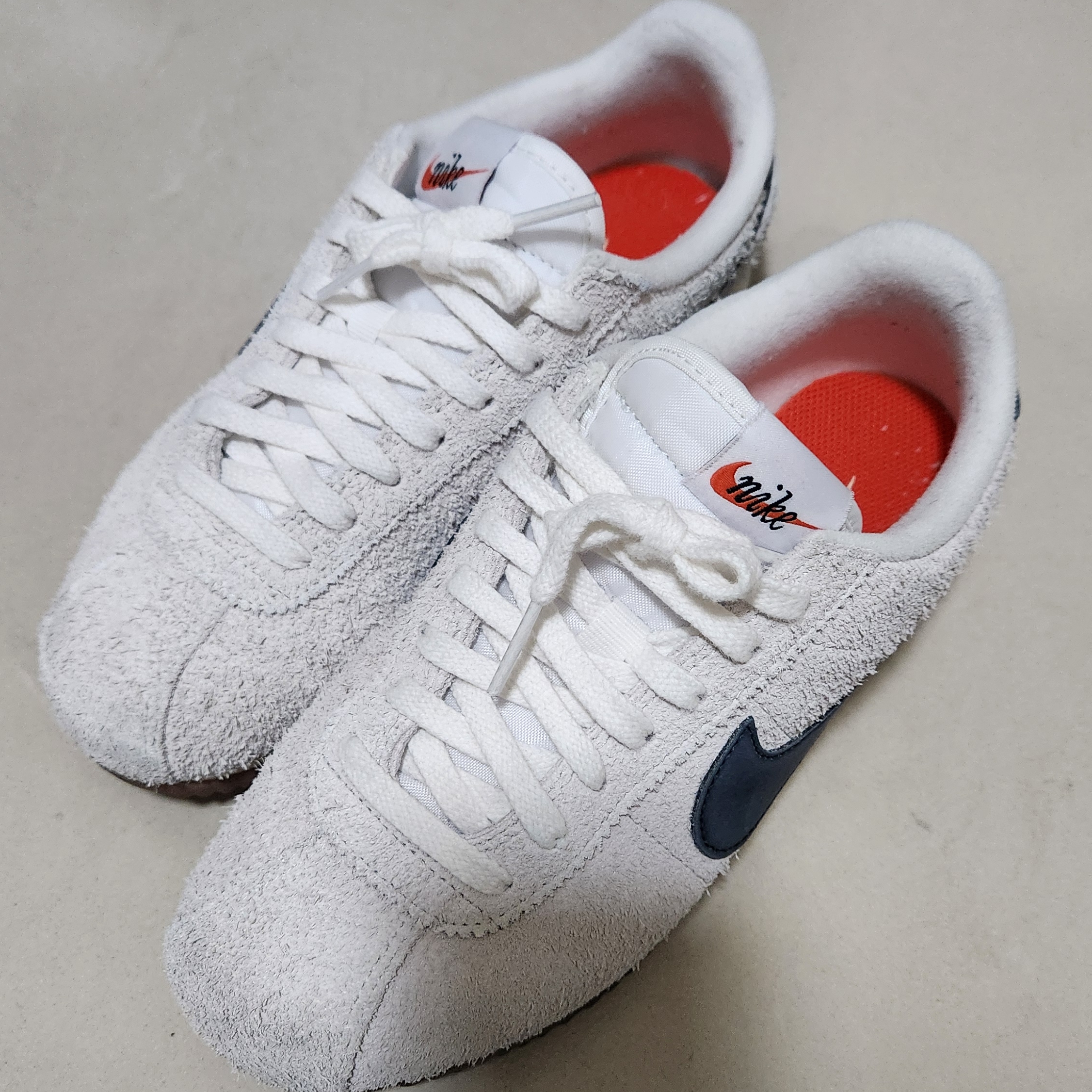 (W) Nike Cortez Vintage Suede Summit White Muslin 착용 스타일