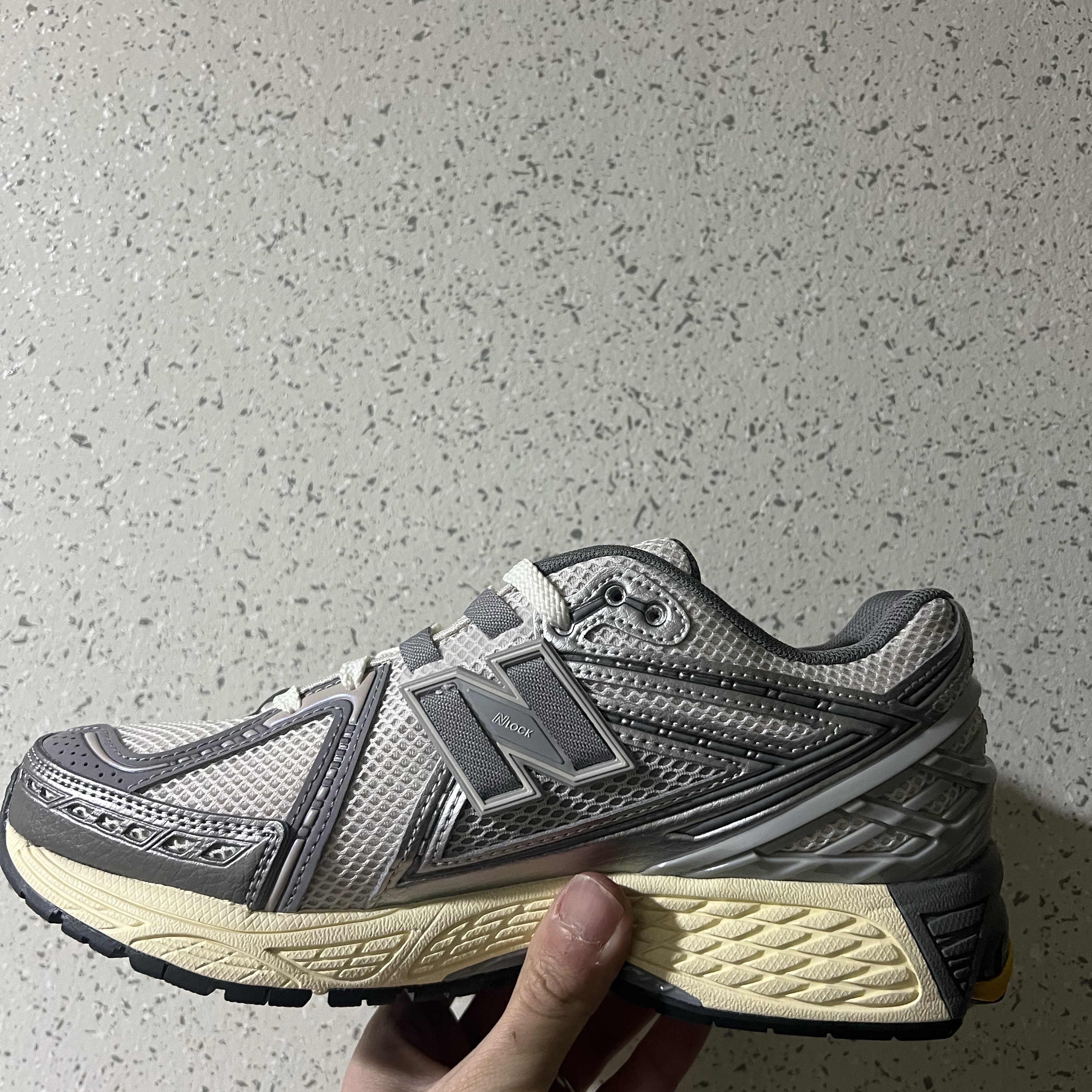 New Balance 1906R Grey Silver 착용 스타일 - 2
