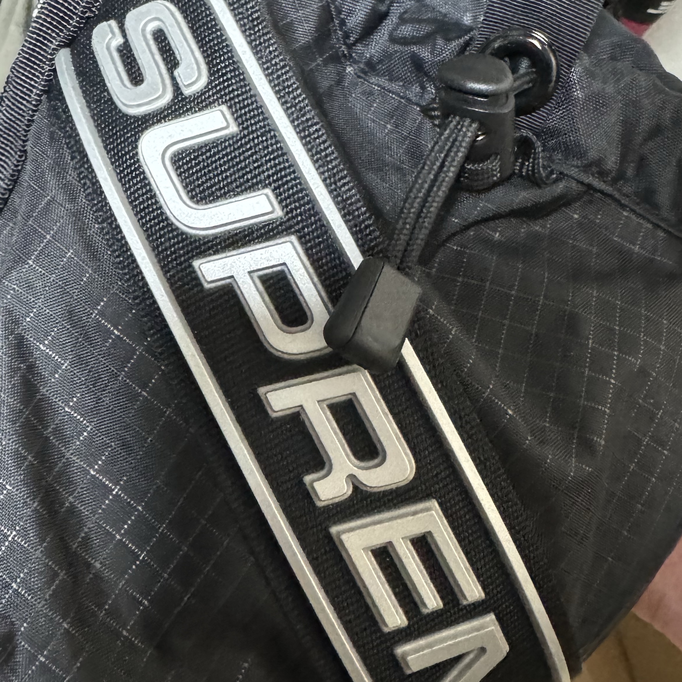 Supreme Small Cinch Pouch Black - 23FW 착용 스타일