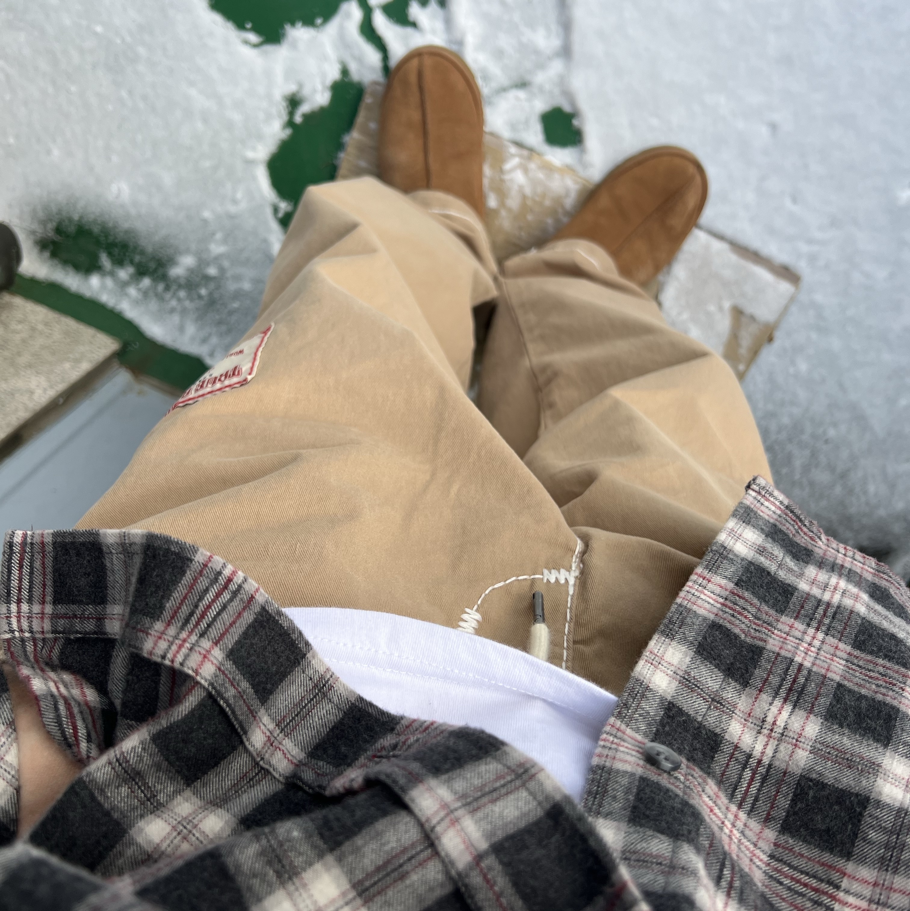 UGG Tasman Slipper Chestnut, True Religion Noble Pants Dark Beige 착용 스타일