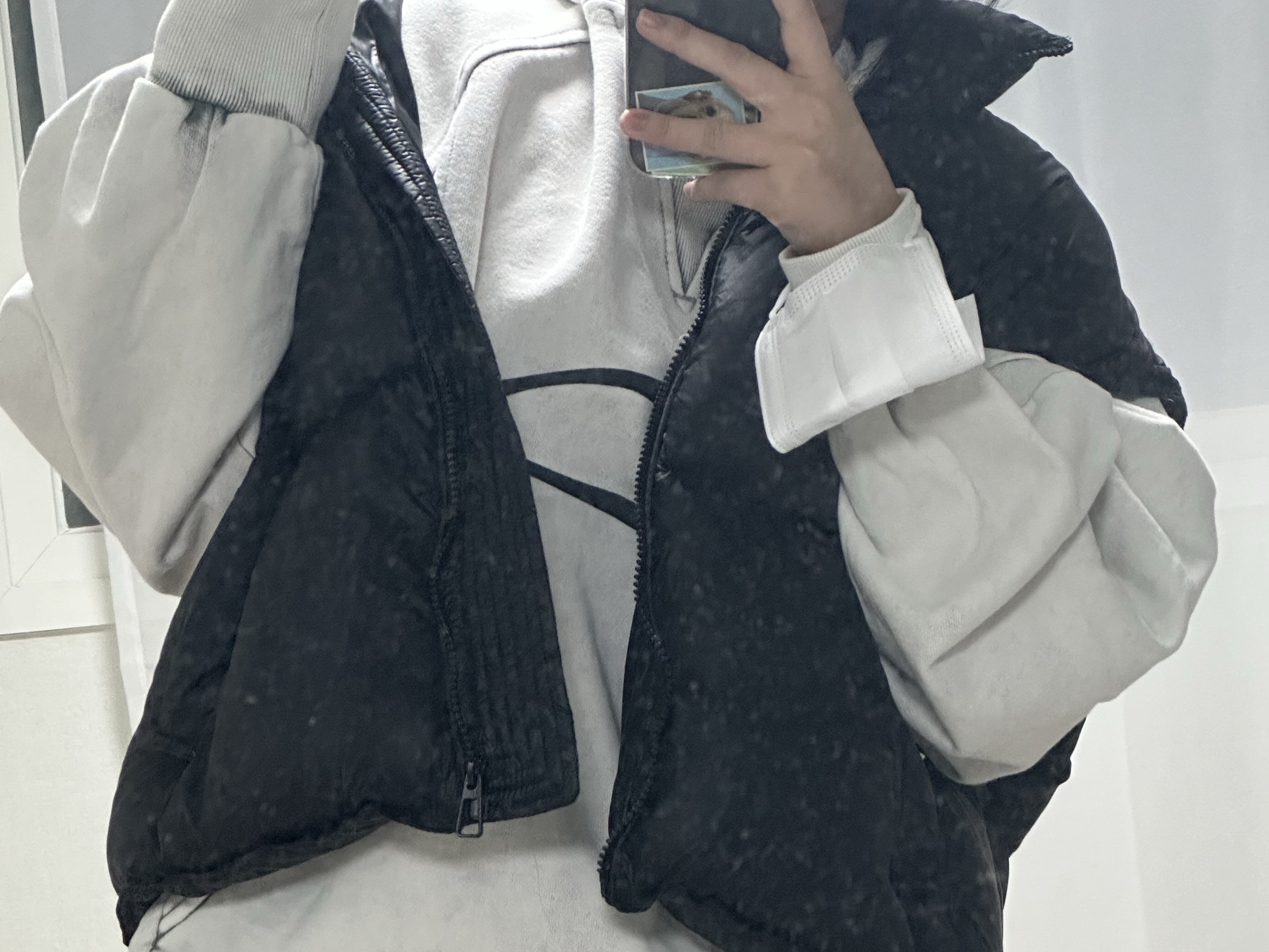 (W) Mischief Bleached Pullover Hoodie Bleached Khaki 착용 스타일