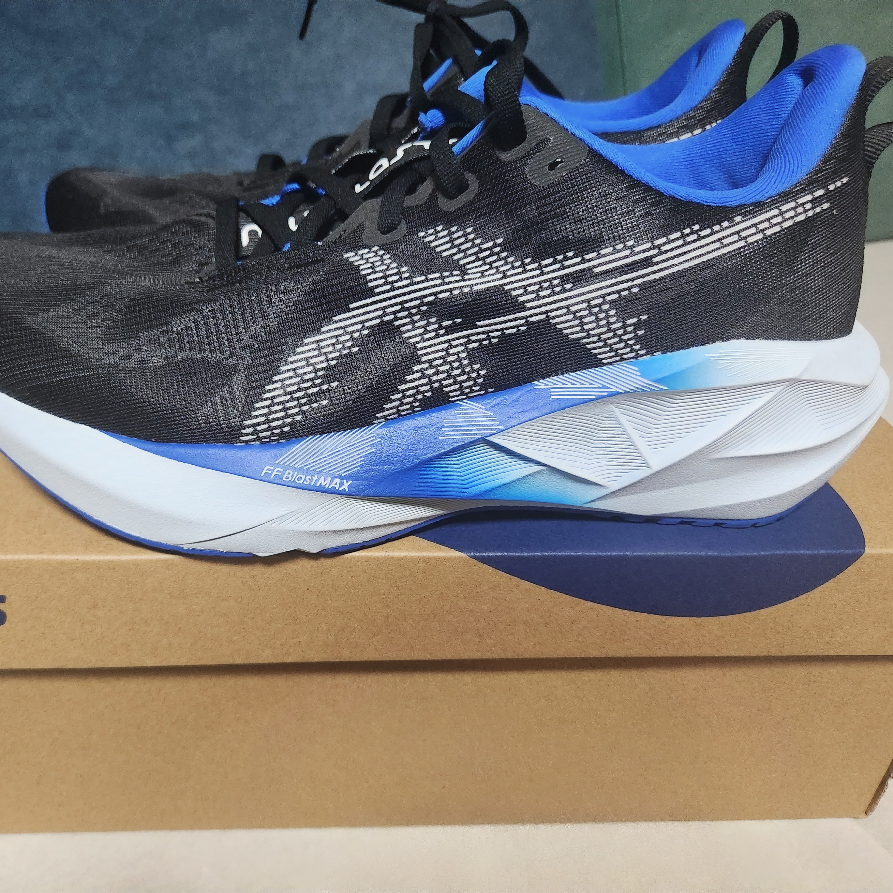 Asics Novablast 5 Black White 착용 스타일