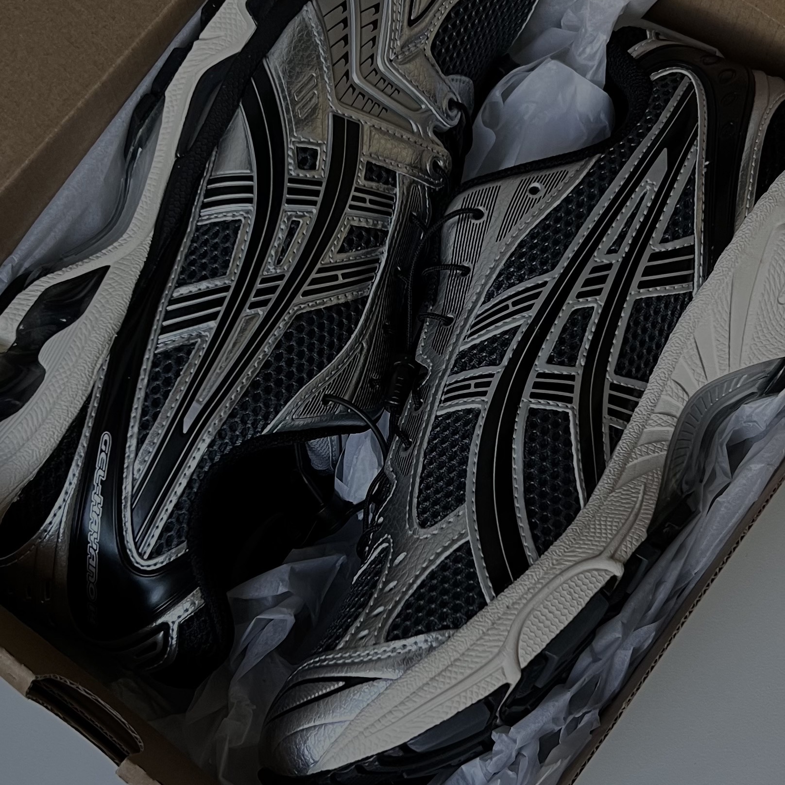 Asics Unlimited Gel-Kayano 14 Carrier Grey Black 착용 스타일