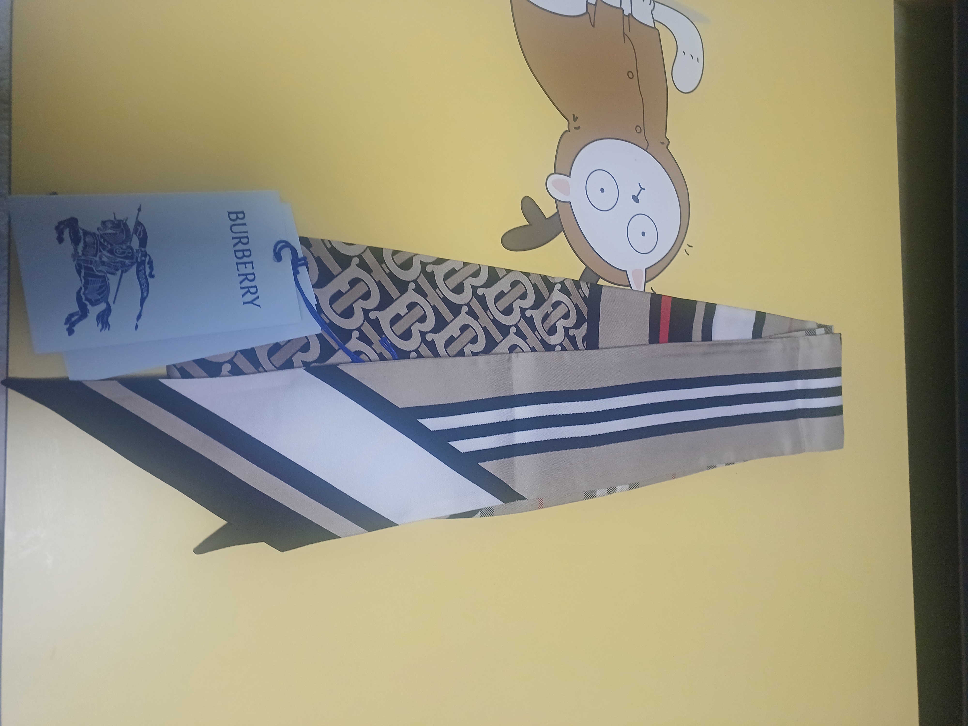 (W) Burberry Montage Print Silk Skinny Scarf Archive Beige 착용 스타일