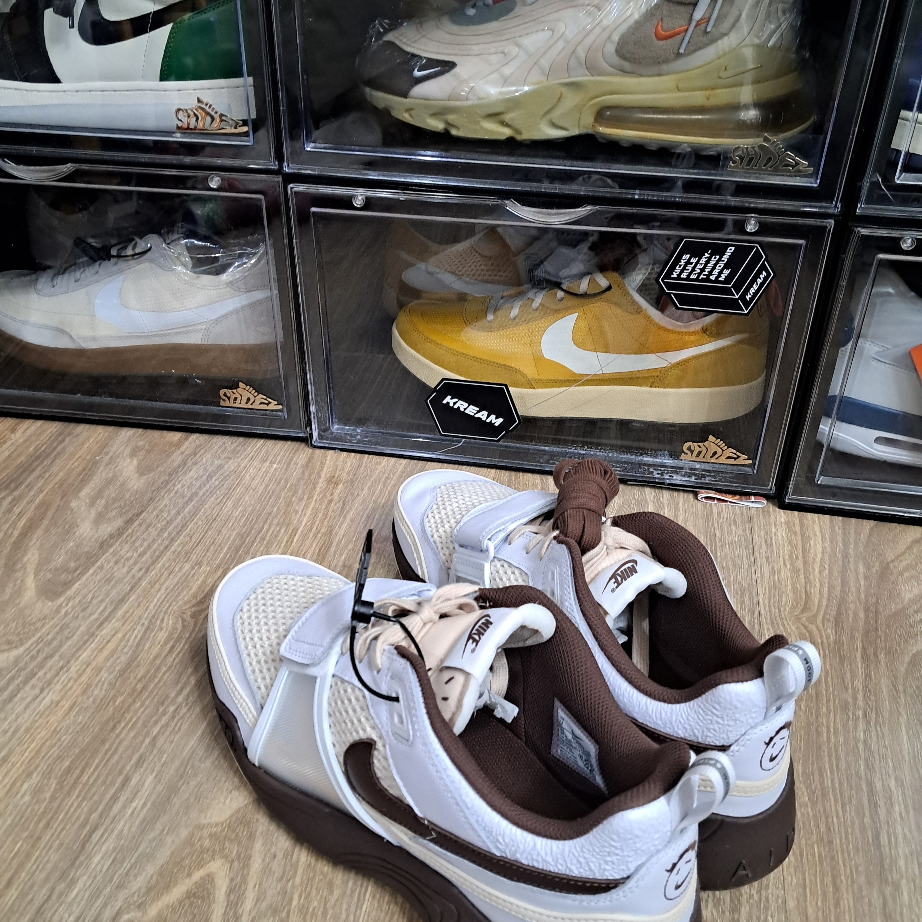Nike x Travis Scott Zoom Field Jaxx White and Light Chocolate 착용 스타일 - 1