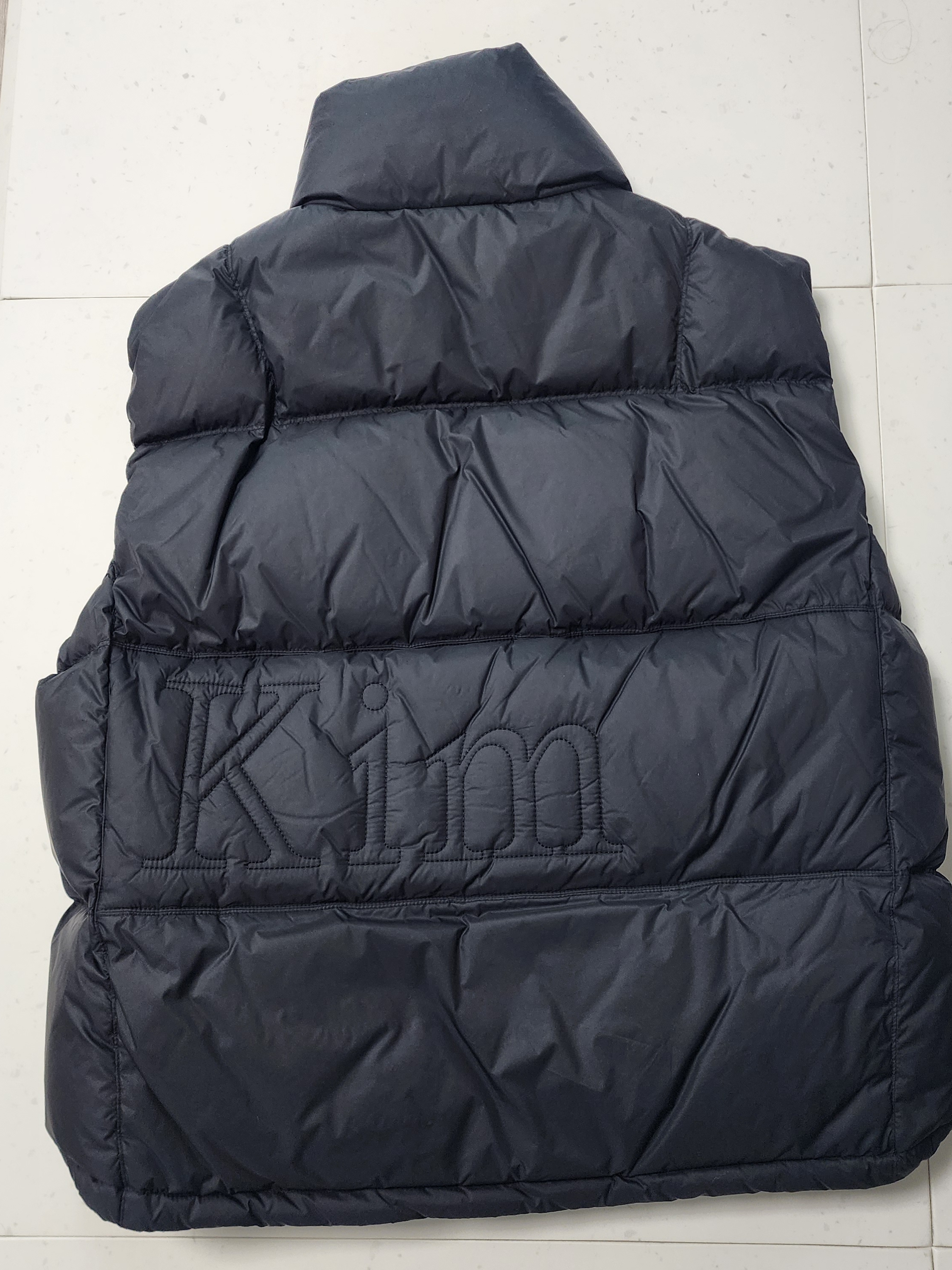 Matin Kim Big Logo Point Down Vest Black 착용 스타일 - 3