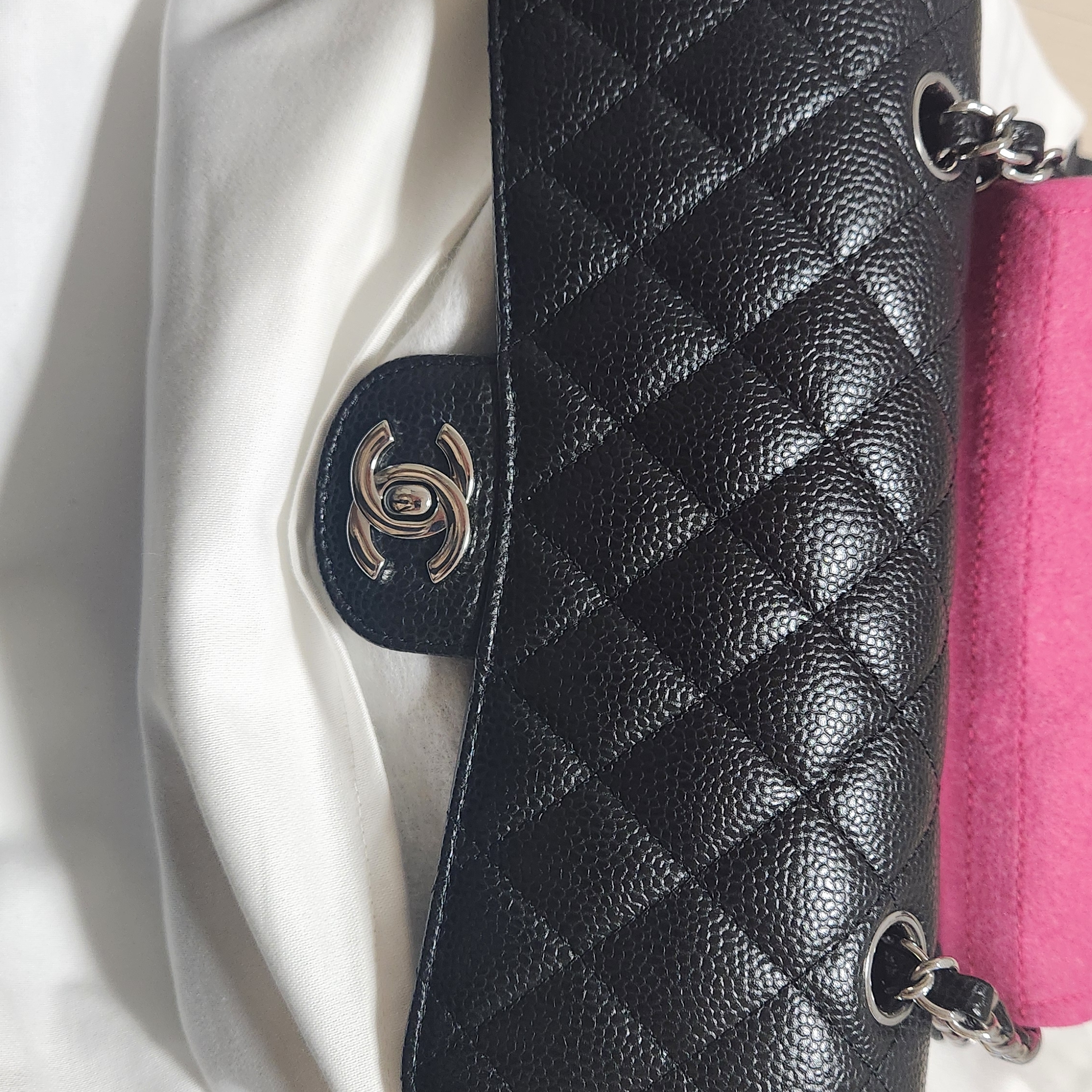 Chanel Small Classic Handbag Grained Calfskin & Silver Black 착용 스타일 - 2