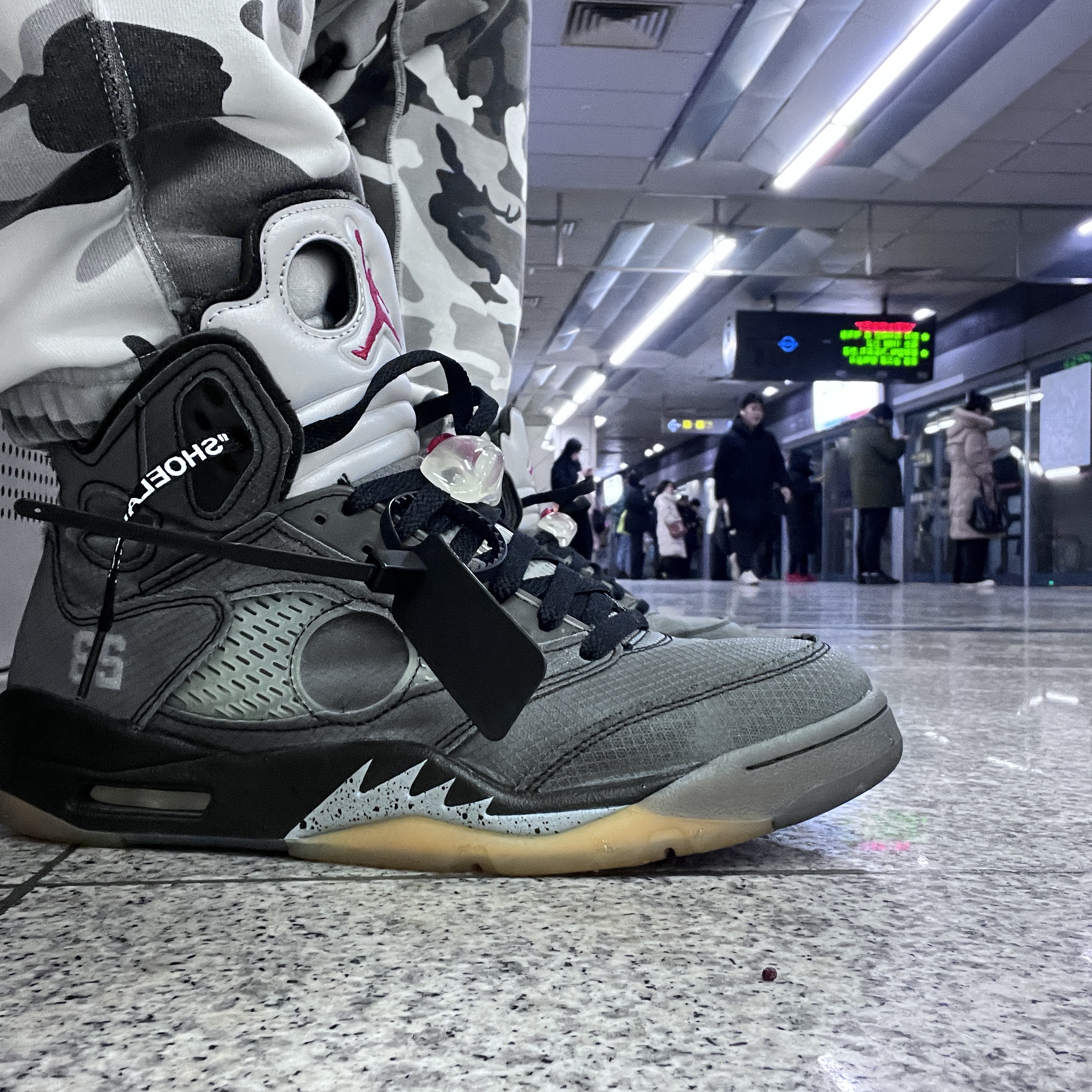 Jordan 5 x Off-White Retro SP Black Muslin 착용 스타일 - 4