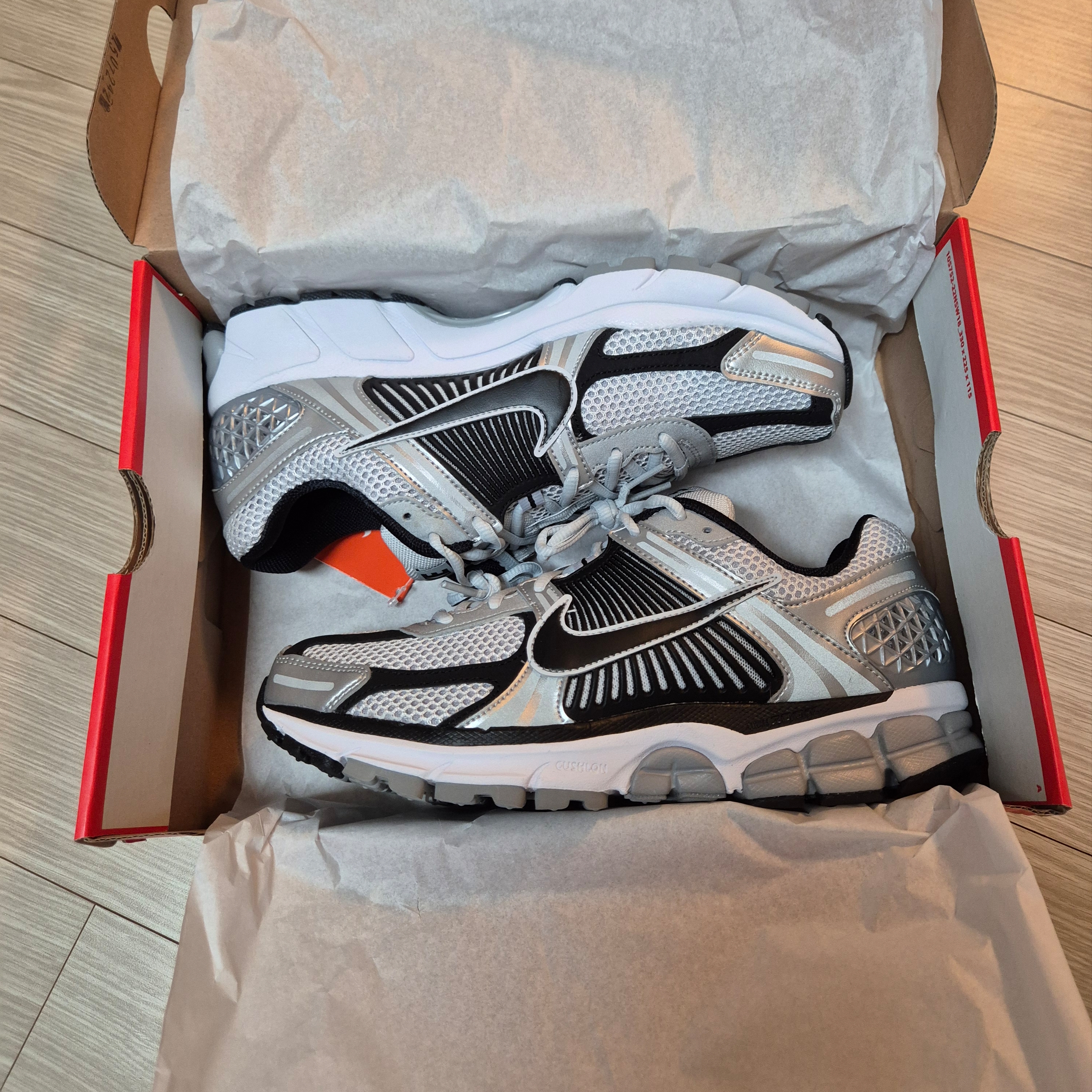 Nike Zoom Vomero 5 Metallic Silver Black 착용 스타일