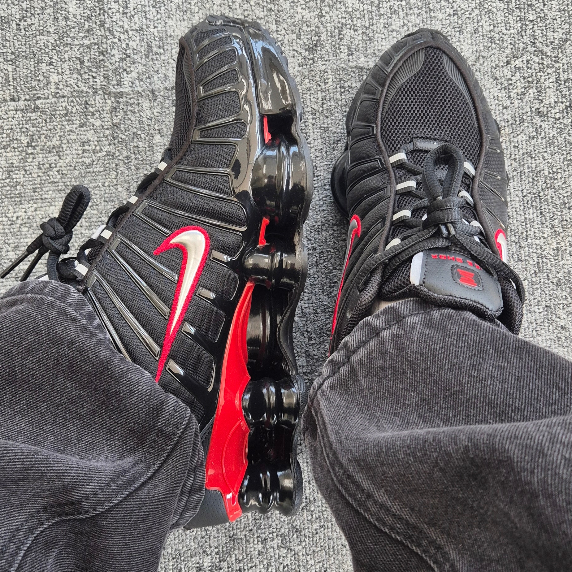 Nike Shox TL Black University Red 착용 스타일