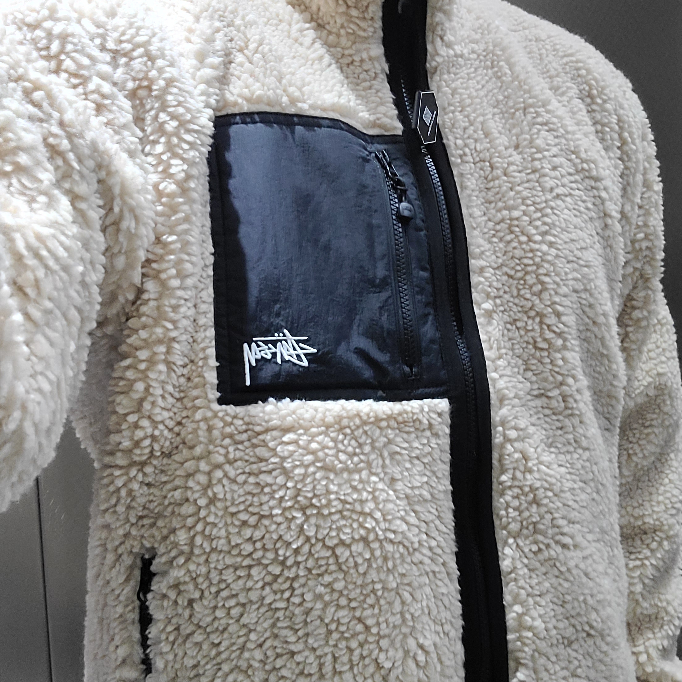 Stussy Sherpa Reversible Jacket Beige 착용 스타일 - 1
