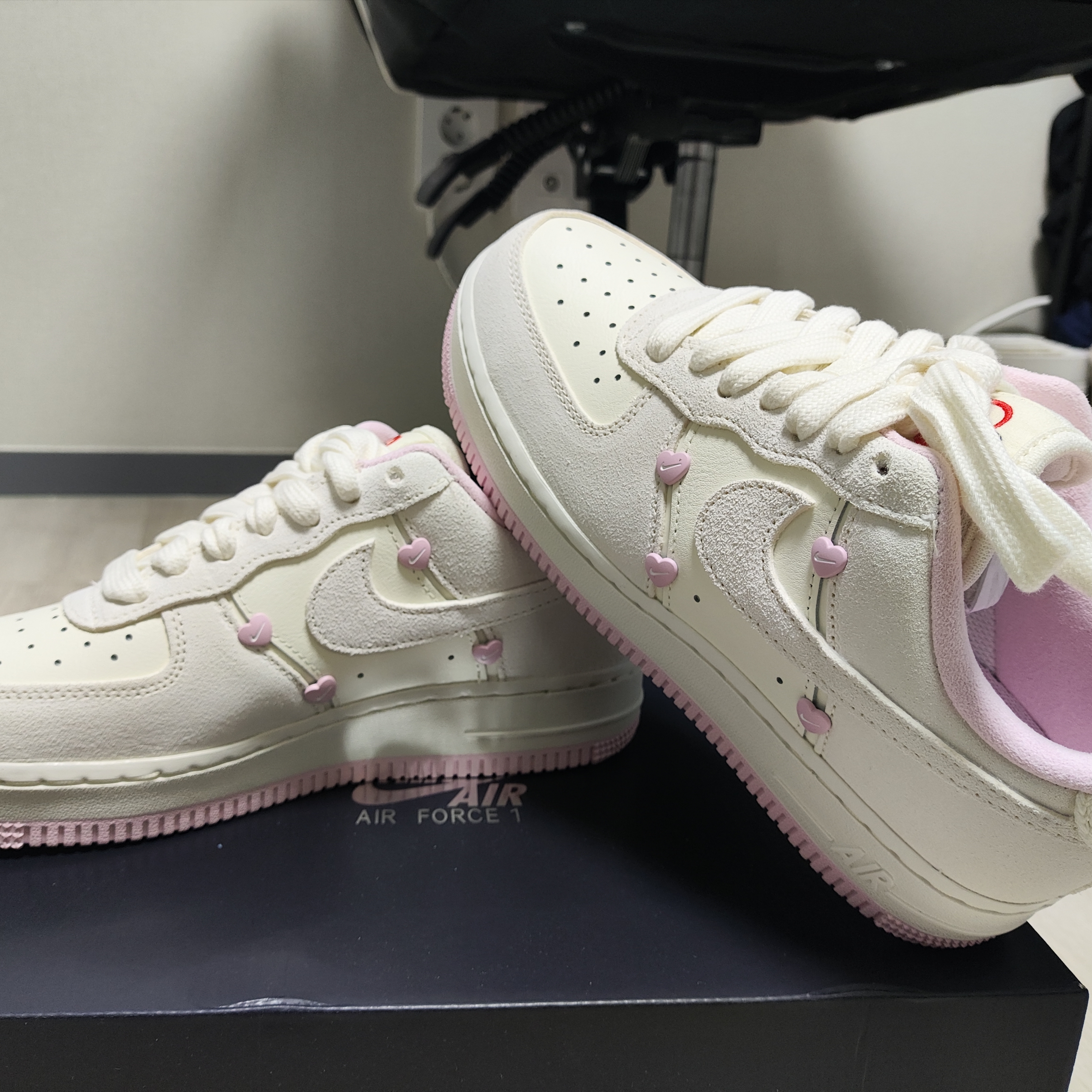 (W) Nike Air Force 1 Low Valentine's Day Sail Pink Foam 착용 스타일