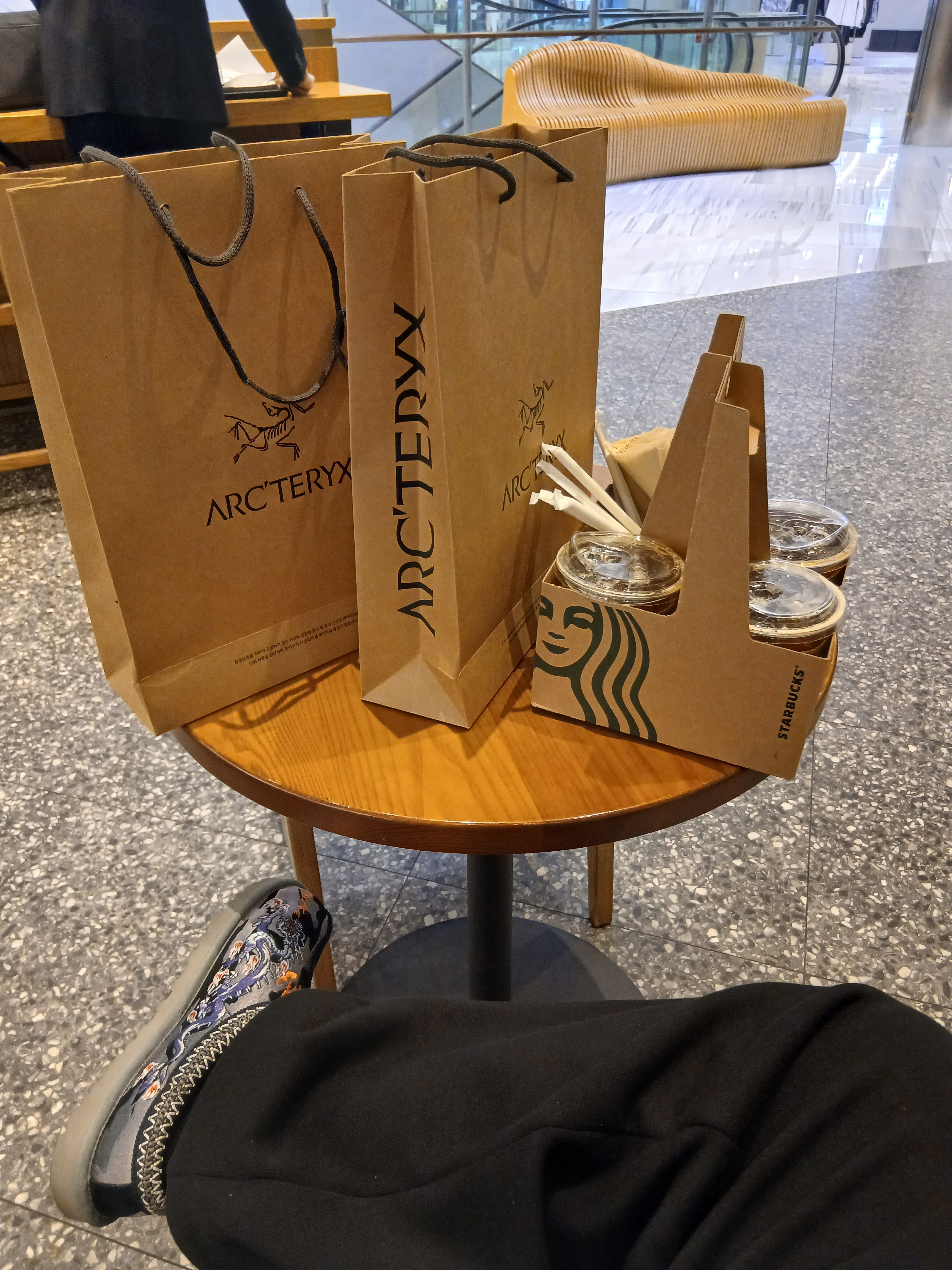 Arc'teryx Motus Arcword Crew SS T-Shirt Stone Green Heather, Arc'teryx Motus Arcword Crew SS T-Shirt Black Heather 착용 스타일 - 2